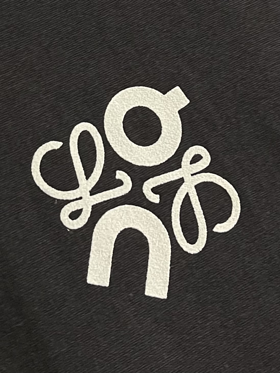 
Loewe X On昂跑联名印花短袖T恤，采用280g重磅平纹面料，这款以其卓越的质感和耐用性，成为你