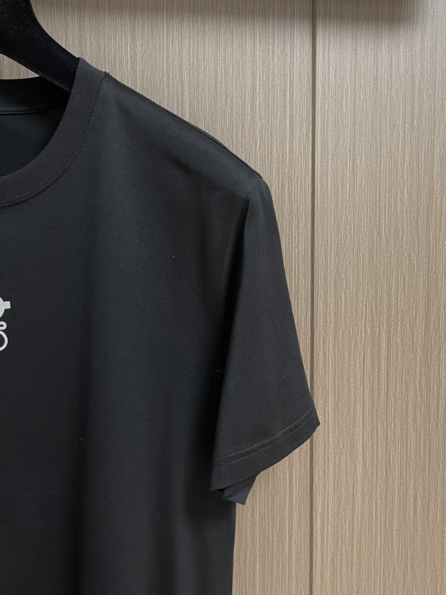 
Loewe X On昂跑联名印花短袖T恤，采用280g重磅平纹面料，这款以其卓越的质感和耐用性，成为你