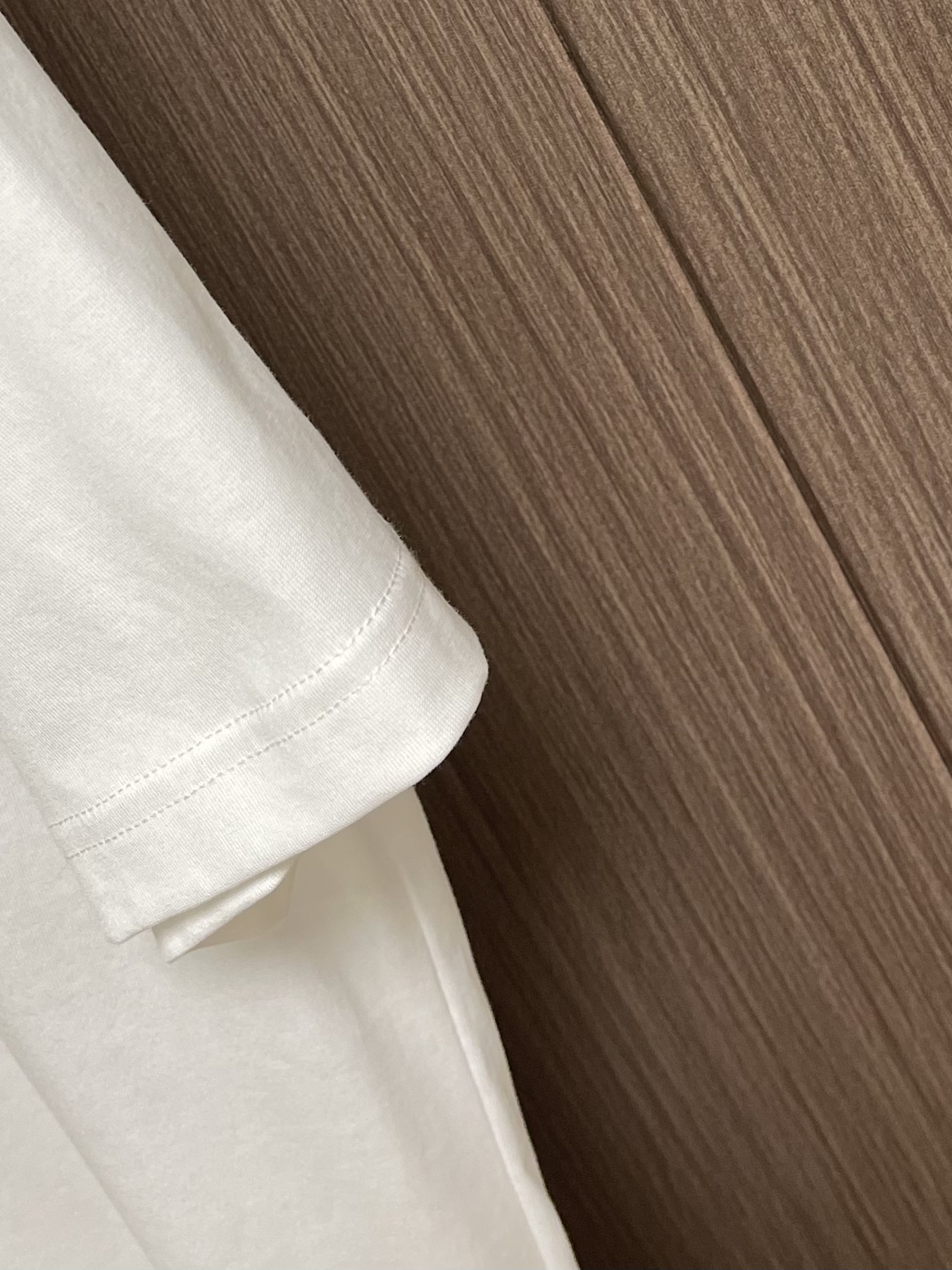 
Loewe X On昂跑联名印花短袖T恤，采用280g重磅平纹面料，这款以其卓越的质感和耐用性，成为你