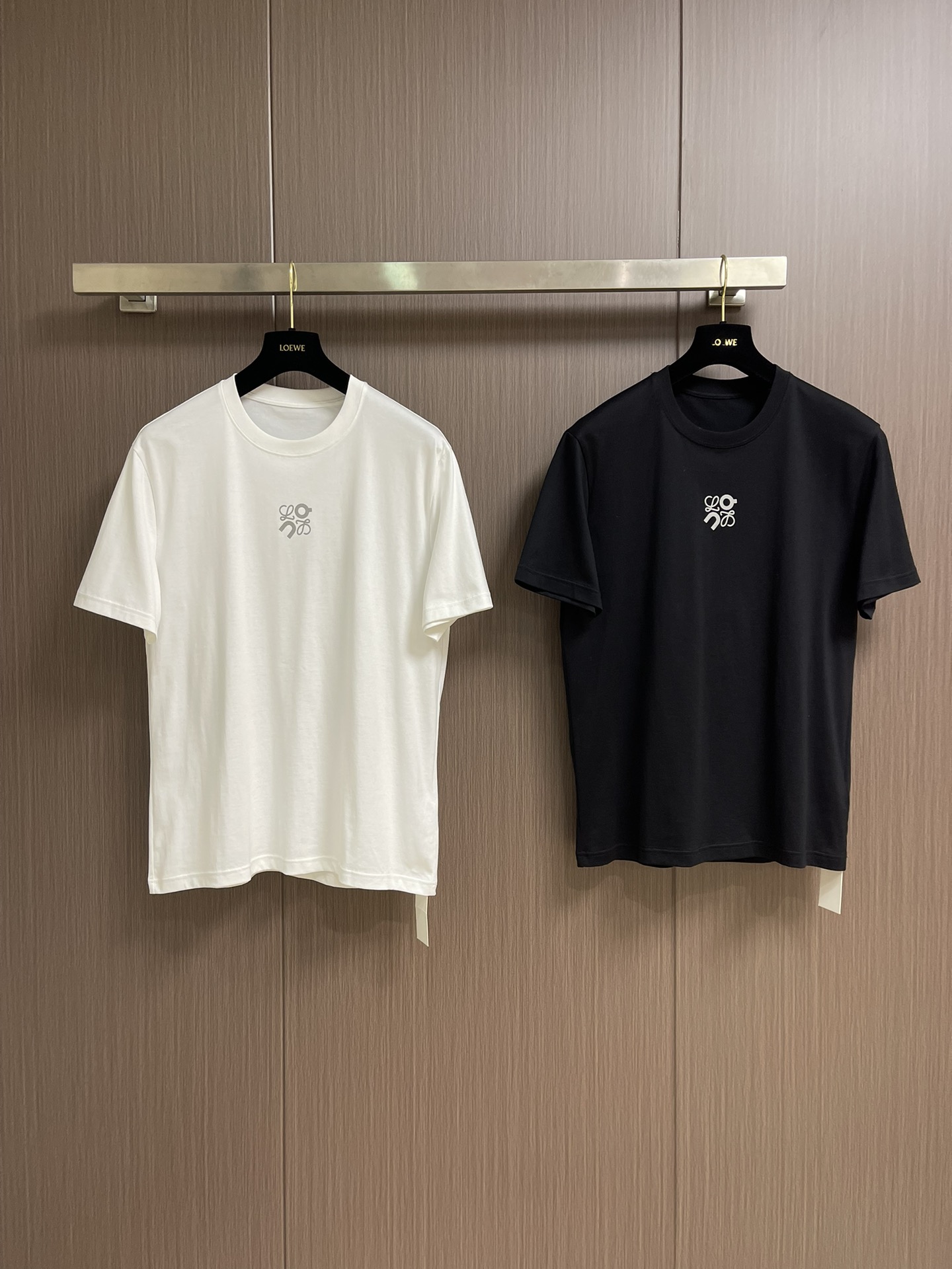 
Loewe X On昂跑联名印花短袖T恤，采用280g重磅平纹面料，这款以其卓越的质感和耐用性，成为你