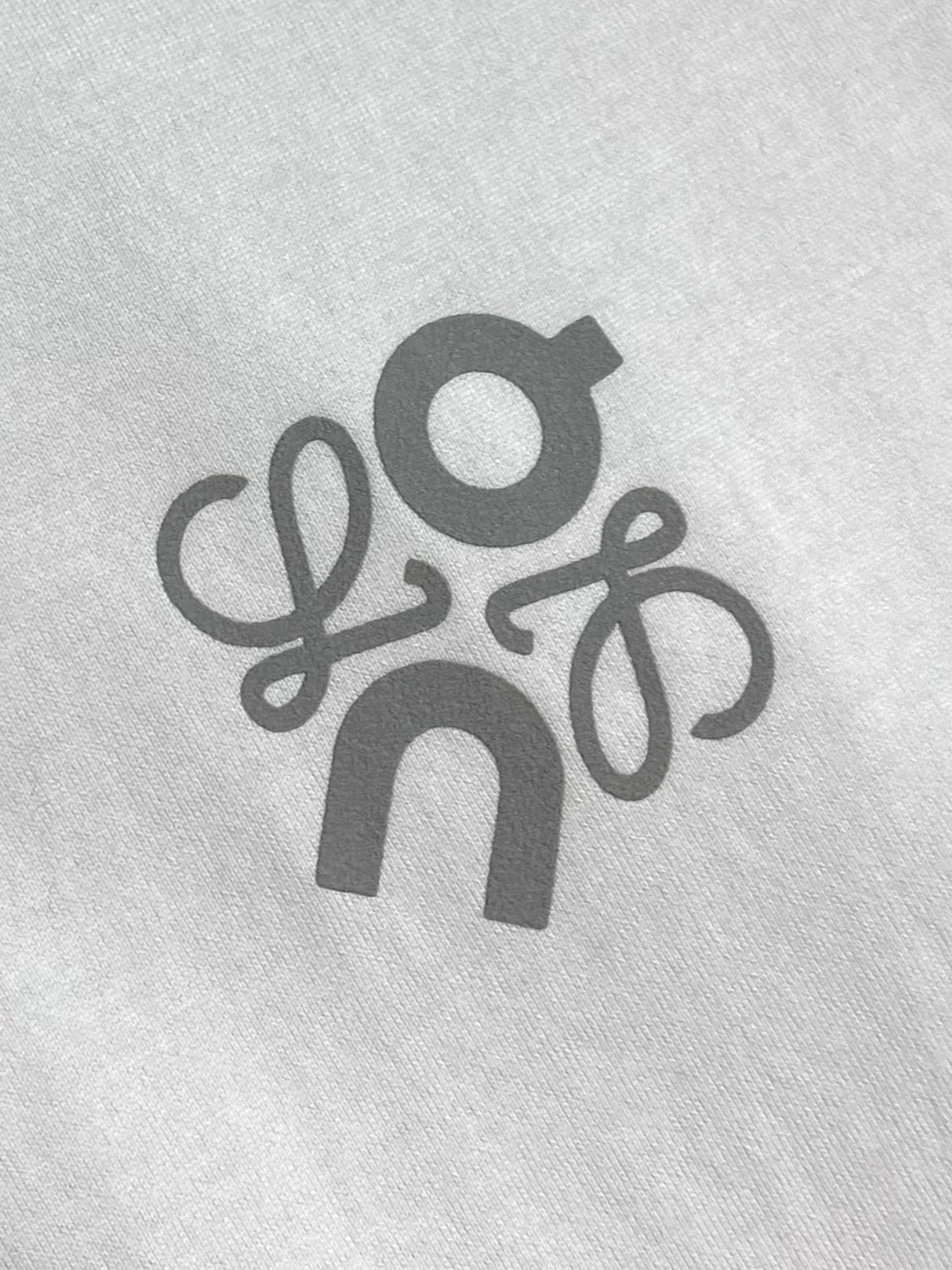 
Loewe X On昂跑联名印花短袖T恤，采用280g重磅平纹面料，这款以其卓越的质感和耐用性，成为你