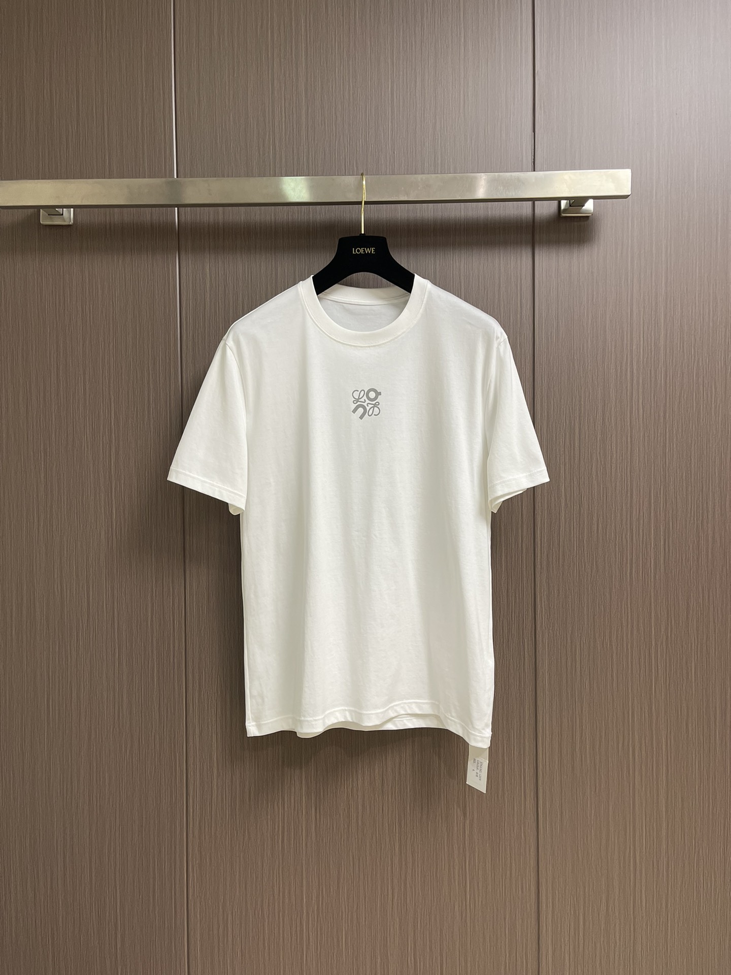 NO:518372,Loewe X On Pao joint printed short-sleeved T-shirt, made of 280g heavy plain fabric, this model has become a must-have in your wardrobe with its excellent texture and durability. Exploring the perfect combination of fashion and sports, LOEWE and On Pao work together to perfectly integrate the brand spirit of the two worlds. The front chest and back collar are cleverly integrated into the classic reflective logo that combines the two brands. The size logo on the inner side of the back collar not only shows the brand logo, but also adds a minimalist and versatile fashion attitude. Size S-XXL S S shoulder width 43cm bust 100cm long 66cm M shoulder width 45cm bust 105cm long 67cm L shoulder width 46cm bust 110cm long 69cm XL shoulder width 48cm bust 115cm  Clothes length 70cm XXL size shoulder width 49cm bust 120cm Clothes length 72cm, loewe, T-shirt,tees, t-shirt,alexander wang19860909Loewe X On昂跑联名印花短袖T恤,采用280g重磅平纹面料,这款以其卓越的质感和耐用性,成为你衣橱中的必备.探索时尚与运动的完美结合,LOEWE与On昂跑携手打造的,将两个世界的品牌精神完美融合.前胸和后领处巧妙地融入了两个品牌结合的经典反光小logo,后领内侧尺码标识压印,不仅尽显品牌标识,更添一份极简百搭的时尚态度.尺码S-XXL S码肩宽43cm胸围100cm 衣长66cm M码肩宽45cm 胸围105cm衣长67cm L码肩宽46cm胸围110cm 衣长69cm XL码肩宽48cm 胸围115cm 衣长70cm XXL码肩宽49cm 胸围120cm 衣长72cm,,loewe,T-shirt,tees，t-shirt,alexander wang,Men's clothing