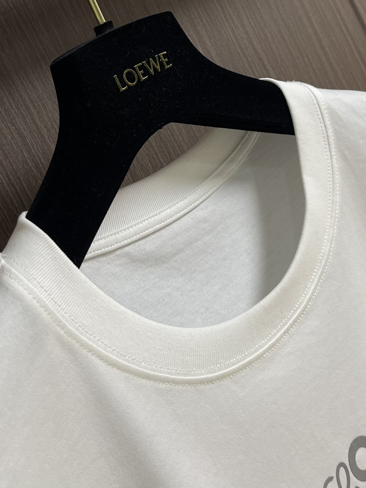 
Loewe X On昂跑联名印花短袖T恤，采用280g重磅平纹面料，这款以其卓越的质感和耐用性，成为你