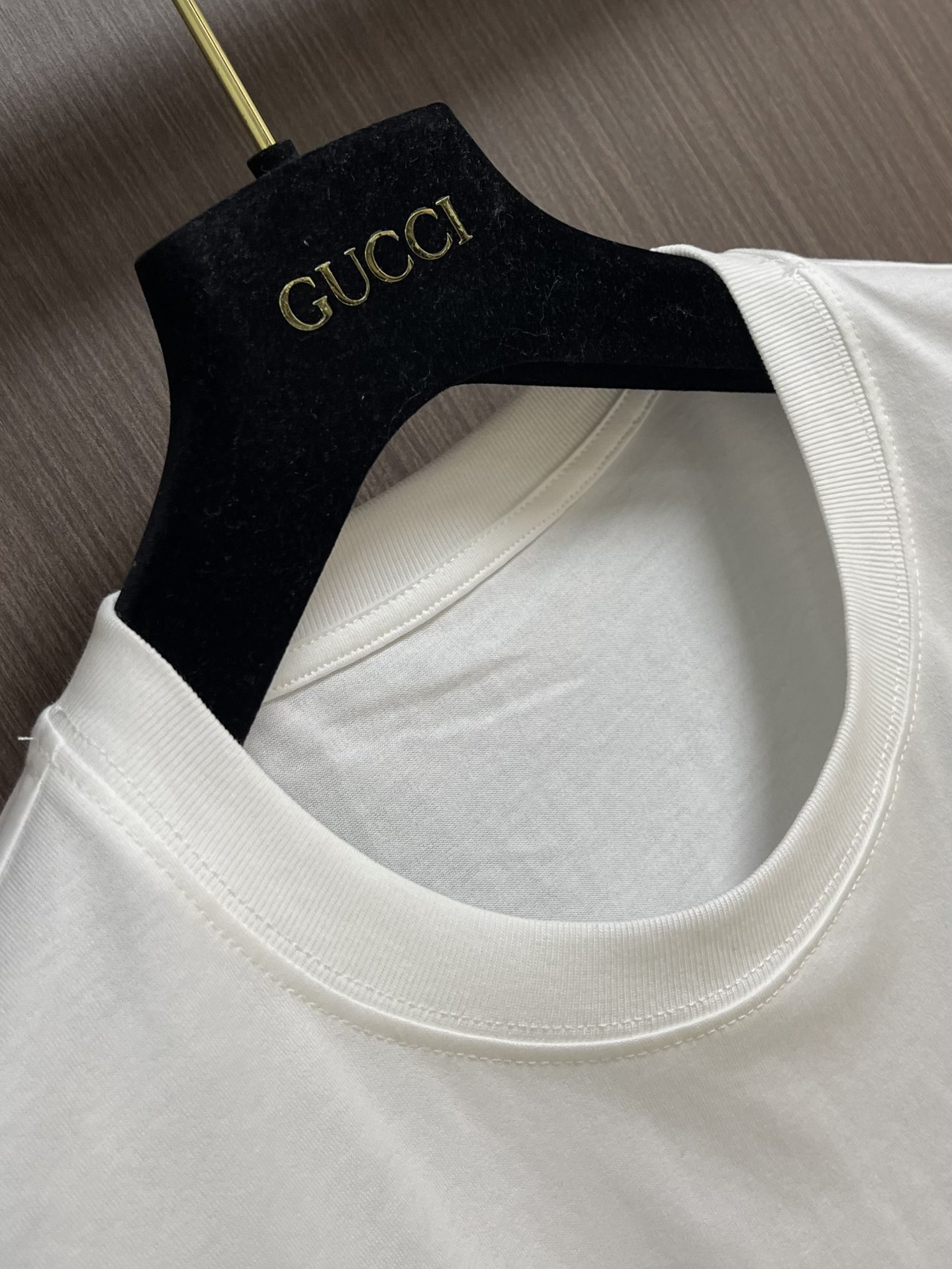 
GUCCI 2025SS新款短袖T恤，简约百搭款。客供进口纯棉面料，胸前口袋刺绣logo，不仅挺括，保