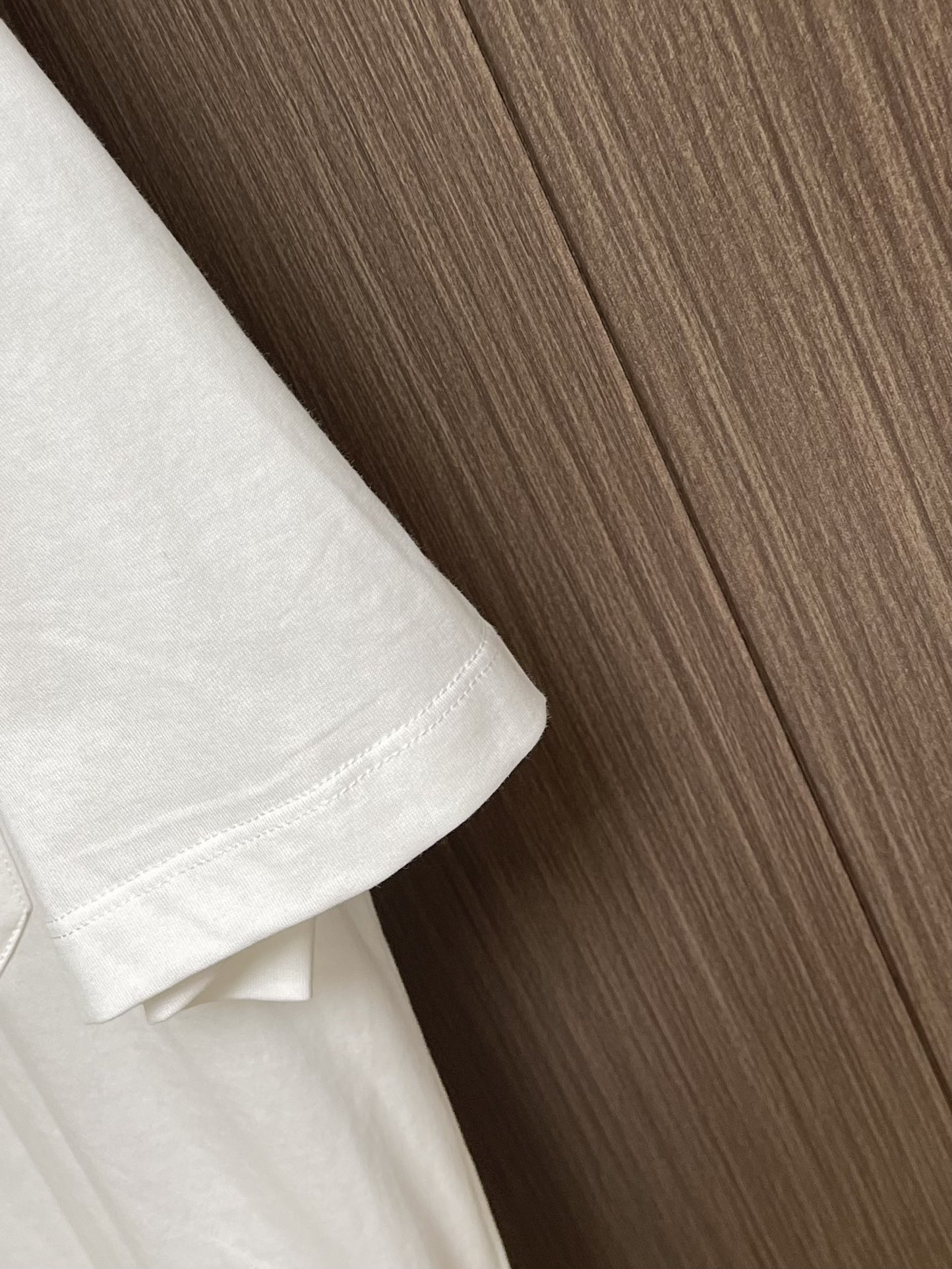 
GUCCI 2025SS新款短袖T恤，简约百搭款。客供进口纯棉面料，胸前口袋刺绣logo，不仅挺括，保