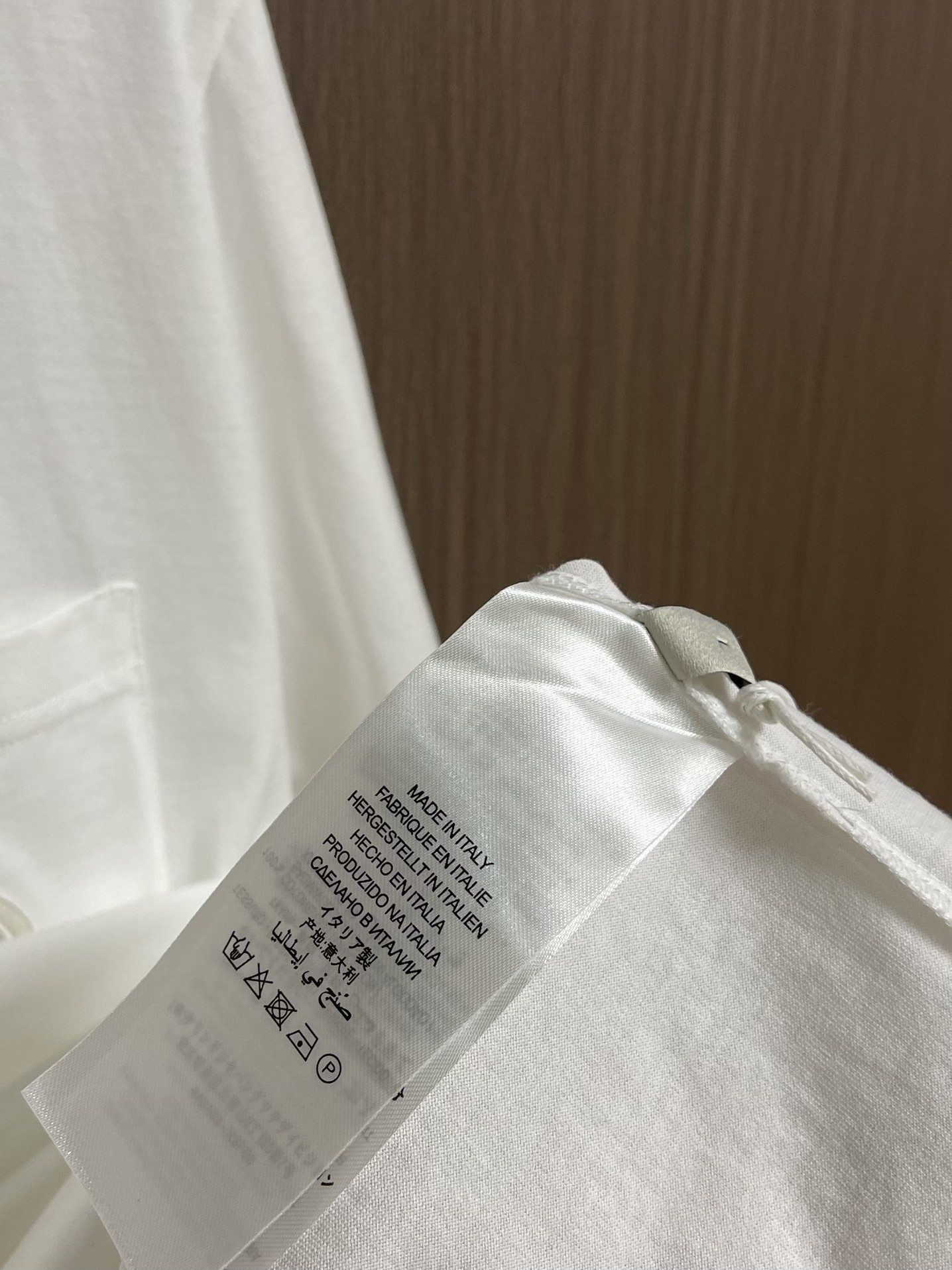 
GUCCI 2025SS新款短袖T恤，简约百搭款。客供进口纯棉面料，胸前口袋刺绣logo，不仅挺括，保