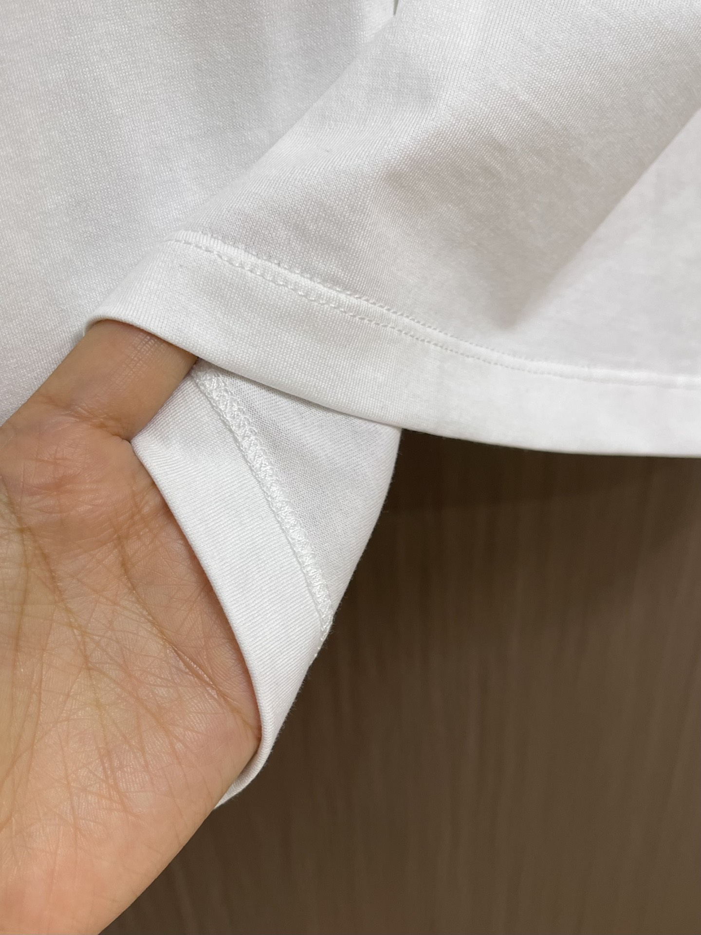 
GUCCI 2025SS新款短袖T恤，简约百搭款。客供进口纯棉面料，胸前口袋刺绣logo，不仅挺括，保