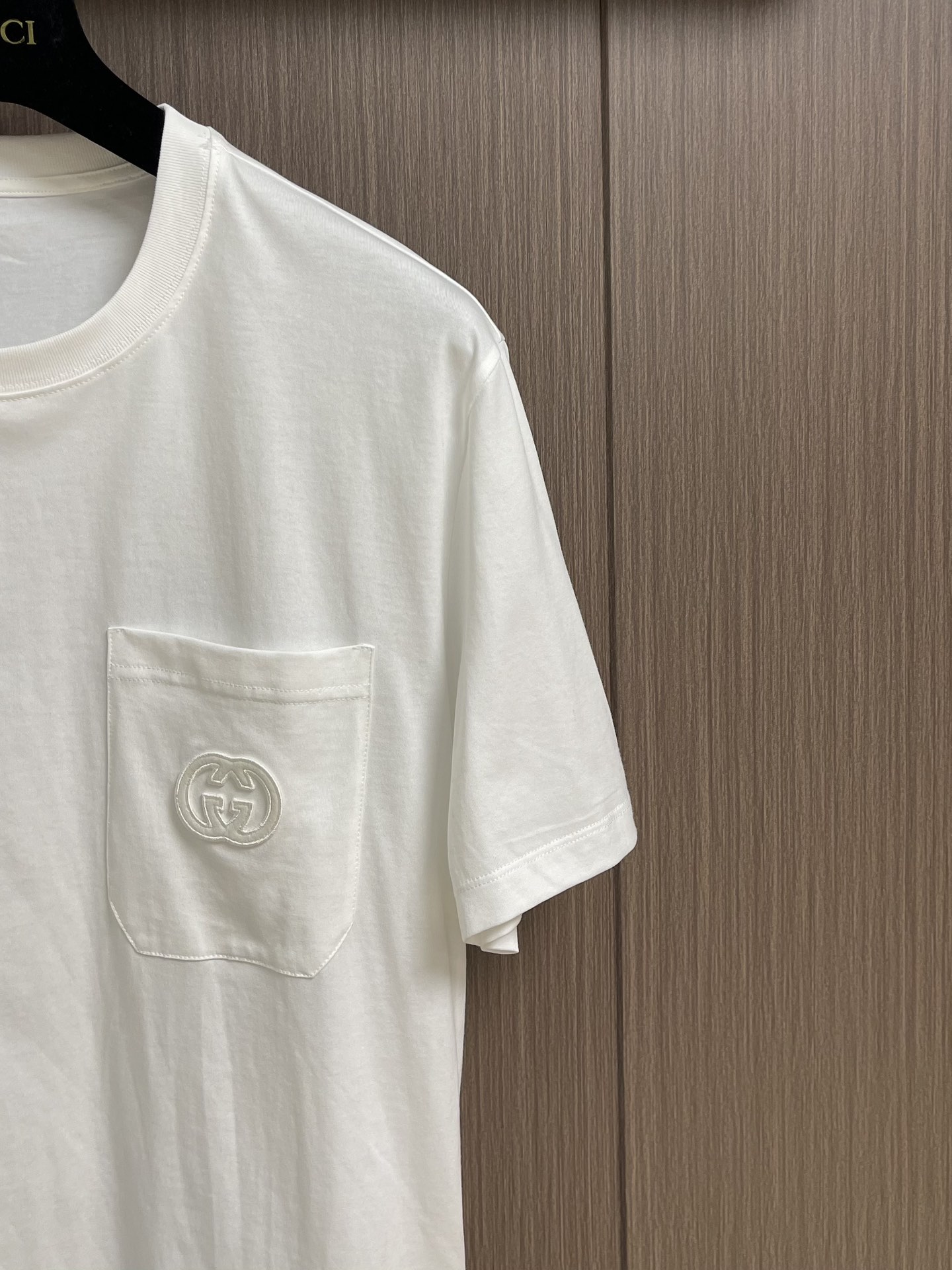 
GUCCI 2025SS新款短袖T恤，简约百搭款。客供进口纯棉面料，胸前口袋刺绣logo，不仅挺括，保