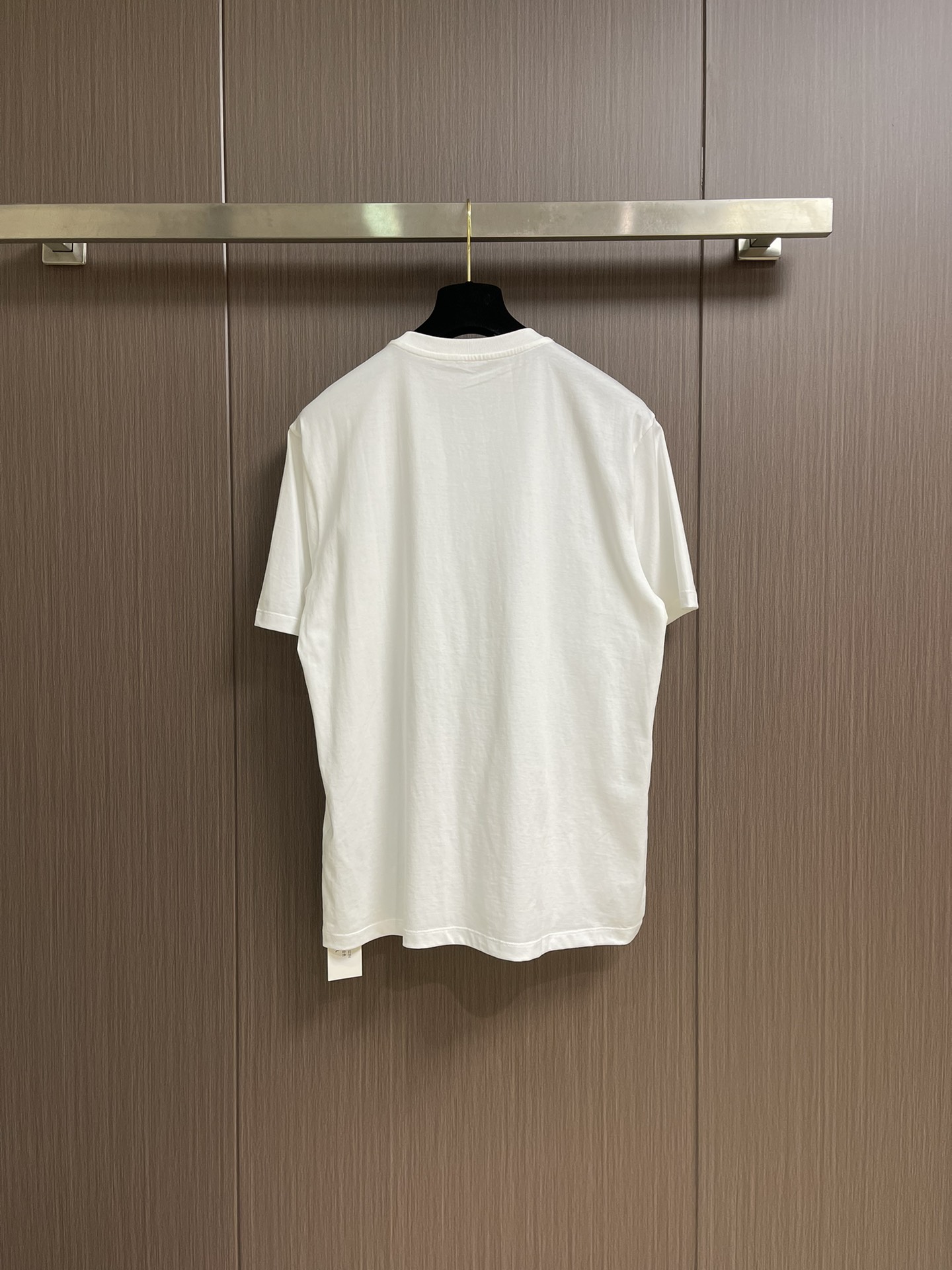 
GUCCI 2025SS新款短袖T恤，简约百搭款。客供进口纯棉面料，胸前口袋刺绣logo，不仅挺括，保