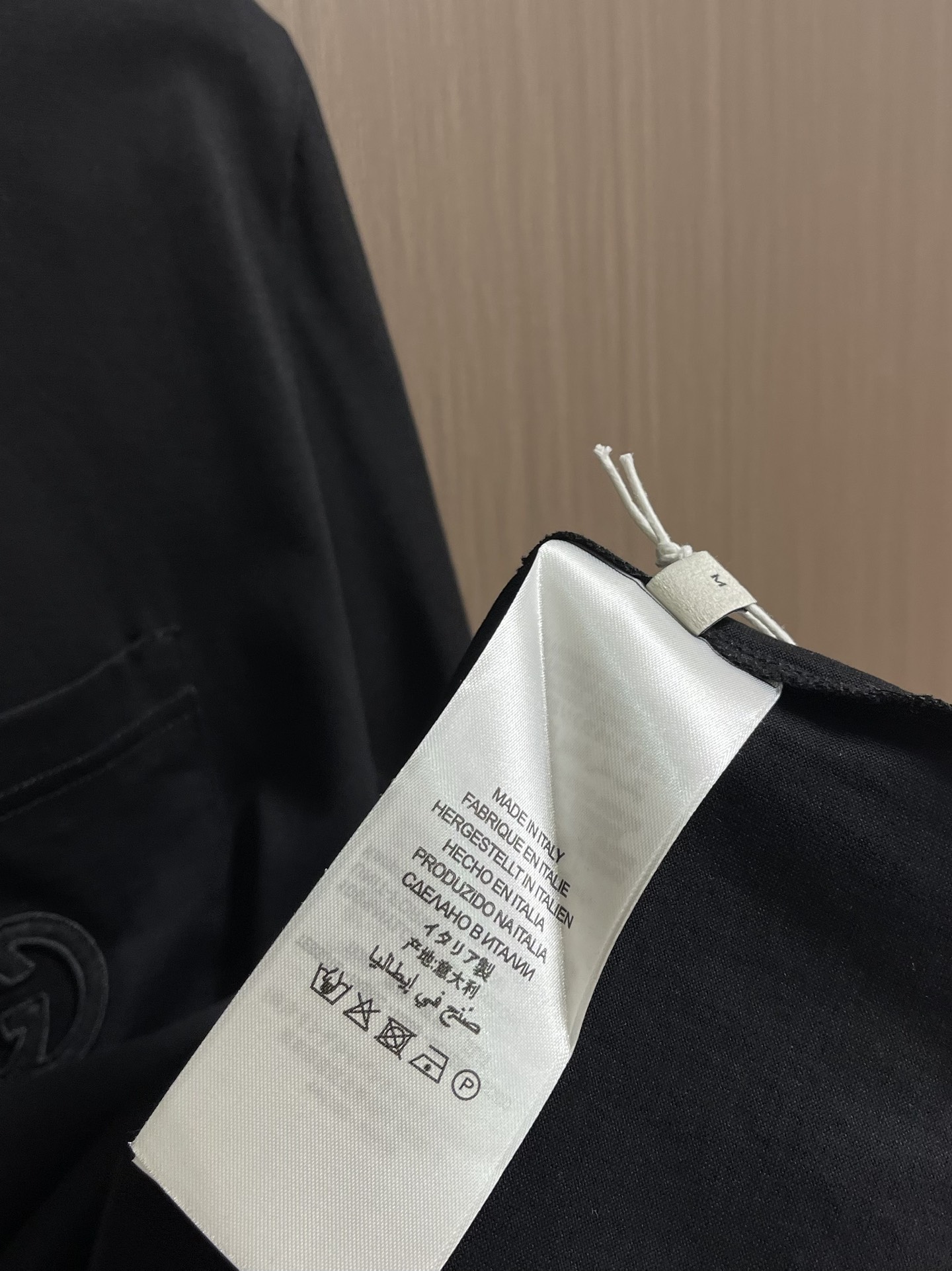 
GUCCI 2025SS新款短袖T恤，简约百搭款。客供进口纯棉面料，胸前口袋刺绣logo，不仅挺括，保