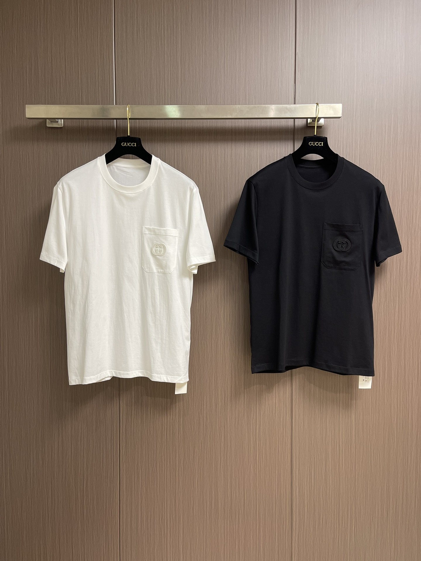 
GUCCI 2025SS新款短袖T恤，简约百搭款。客供进口纯棉面料，胸前口袋刺绣logo，不仅挺括，保