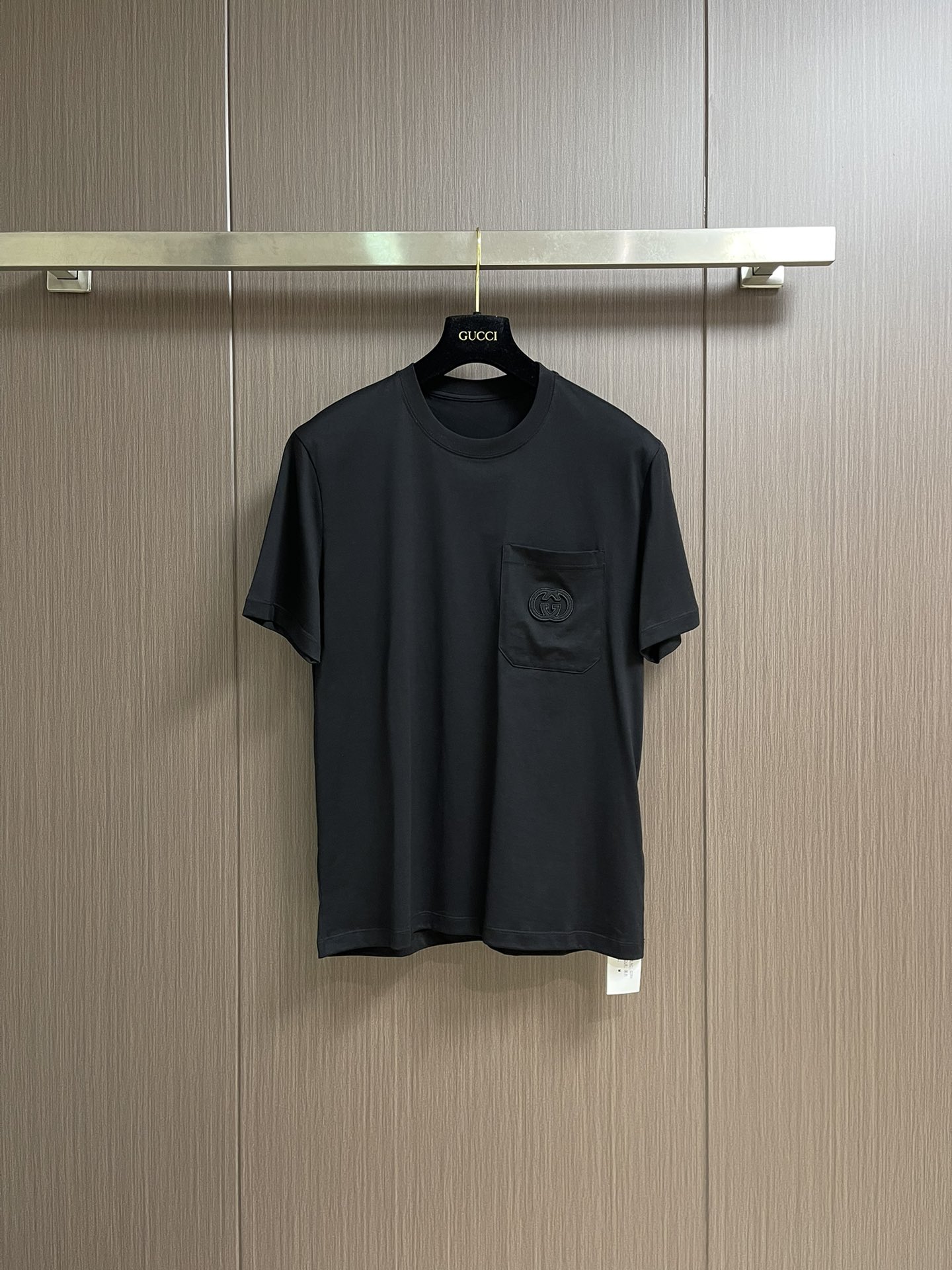 NO:518346,GUCCI 2025SS new short-sleeved T-shirt, simple and versatile. Customer-supplied imported pure cotton fabric, chest pocket embroidery logo, not only crisp, maintains a trendy silhouette, but also comfortable to wear, more delicate, comfortable and breathable. Size S-XXL S S shoulder width 43cm bust 100cm long 66cm M size shoulder width 45cm bust 105cm long 67cm L size shoulder width 46cm bust 110cm long 69cm XL size shoulder width 48cm bust 115cm long 70cm XXL size shoulder width 49cm bust 120cm long 72cm, gucci, T-shirt,tees, t-shirt,alexander wang19860909GUCCI 2025SS新款短袖T恤,简约百搭款.客供进口纯棉面料,胸前口袋刺绣logo,不仅挺括,保持潮流的廓形,又穿着舒适,更细腻舒适透气.尺码S-XXL S码肩宽43cm胸围100cm 衣长66cm M码肩宽45cm 胸围105cm衣长67cm L码肩宽46cm胸围110cm 衣长69cm XL码肩宽48cm 胸围115cm 衣长70cm XXL码肩宽49cm 胸围120cm 衣长72cm,,gucci,T-shirt,tees，t-shirt,alexander wang,Men's clothing