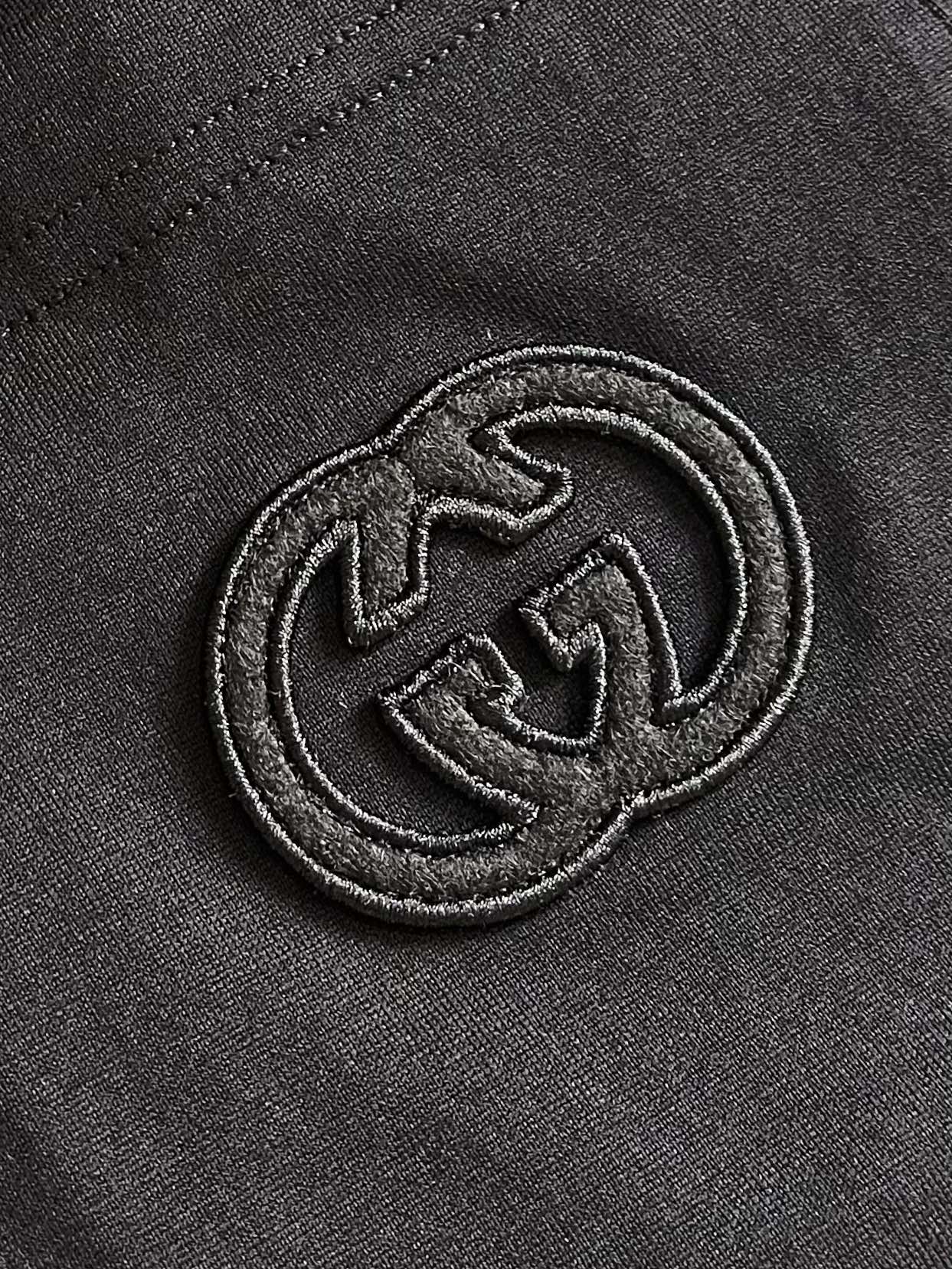 
GUCCI 2025SS新款短袖T恤，简约百搭款。客供进口纯棉面料，胸前口袋刺绣logo，不仅挺括，保