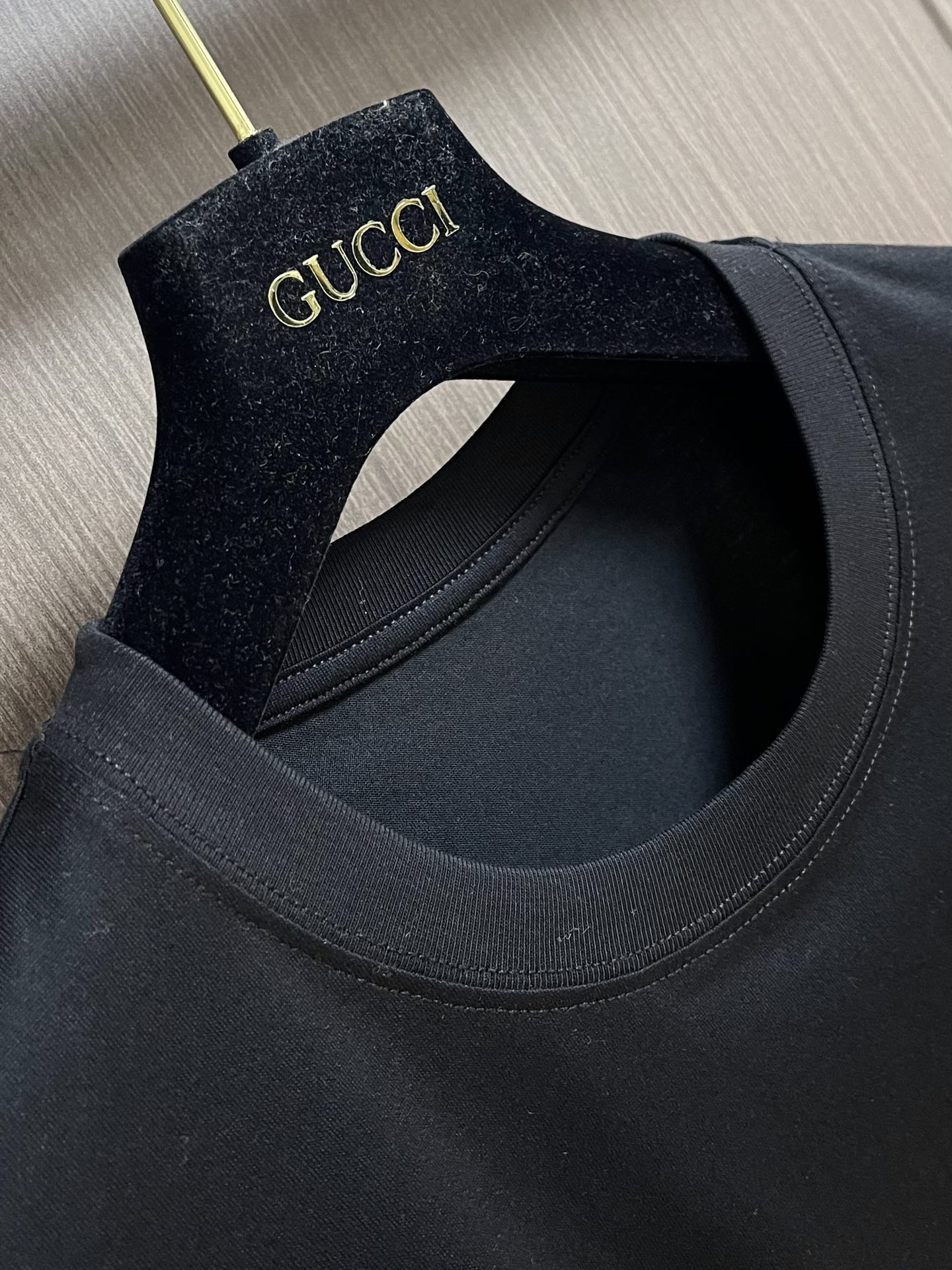 
GUCCI 2025SS新款短袖T恤，简约百搭款。客供进口纯棉面料，胸前口袋刺绣logo，不仅挺括，保
