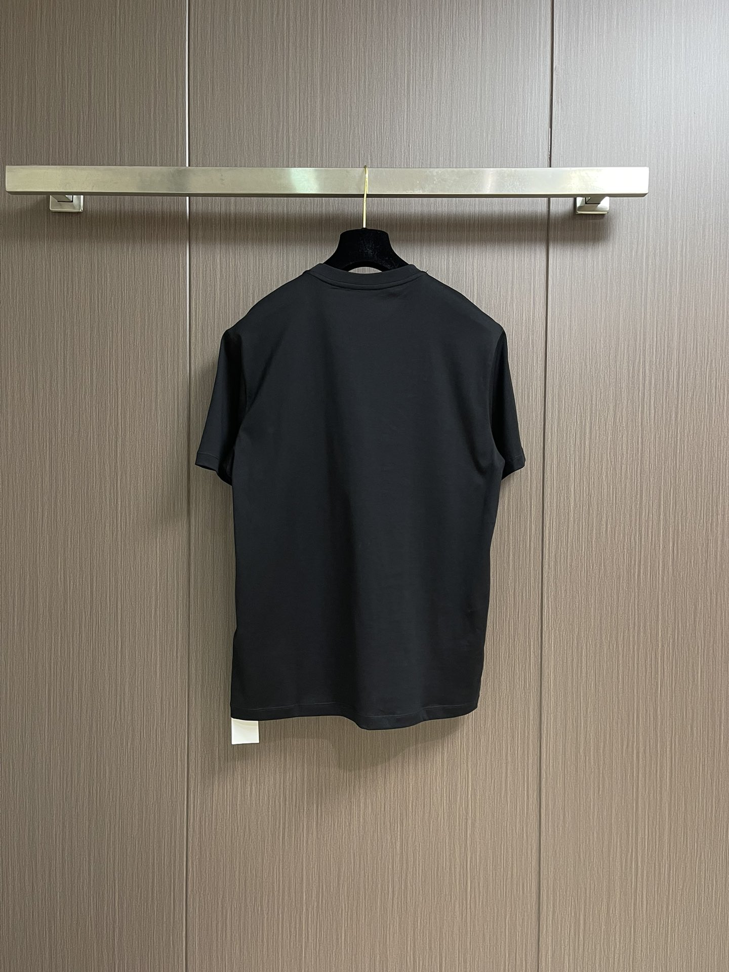 
GUCCI 2025SS新款短袖T恤，简约百搭款。客供进口纯棉面料，胸前口袋刺绣logo，不仅挺括，保