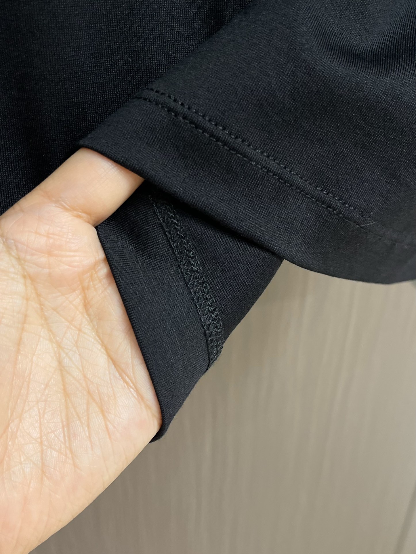 
GUCCI 2025SS新款短袖T恤，简约百搭款。客供进口纯棉面料，胸前口袋刺绣logo，不仅挺括，保