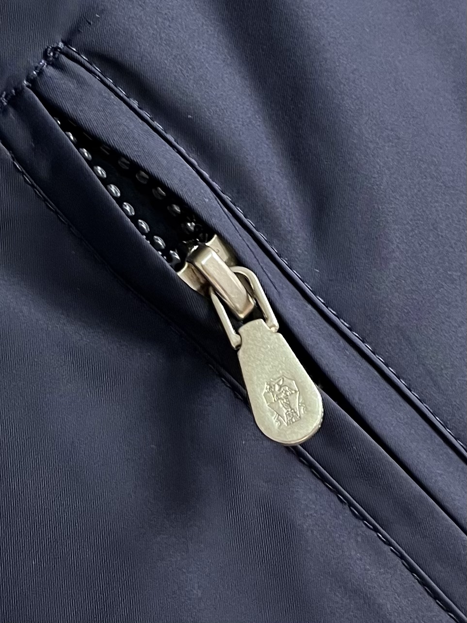 
BC 2025秋冬新款！老钱新贵推荐！商务休闲棒球款 棒球款式 标志LOGO点缀结合门襟拉链设计 合体