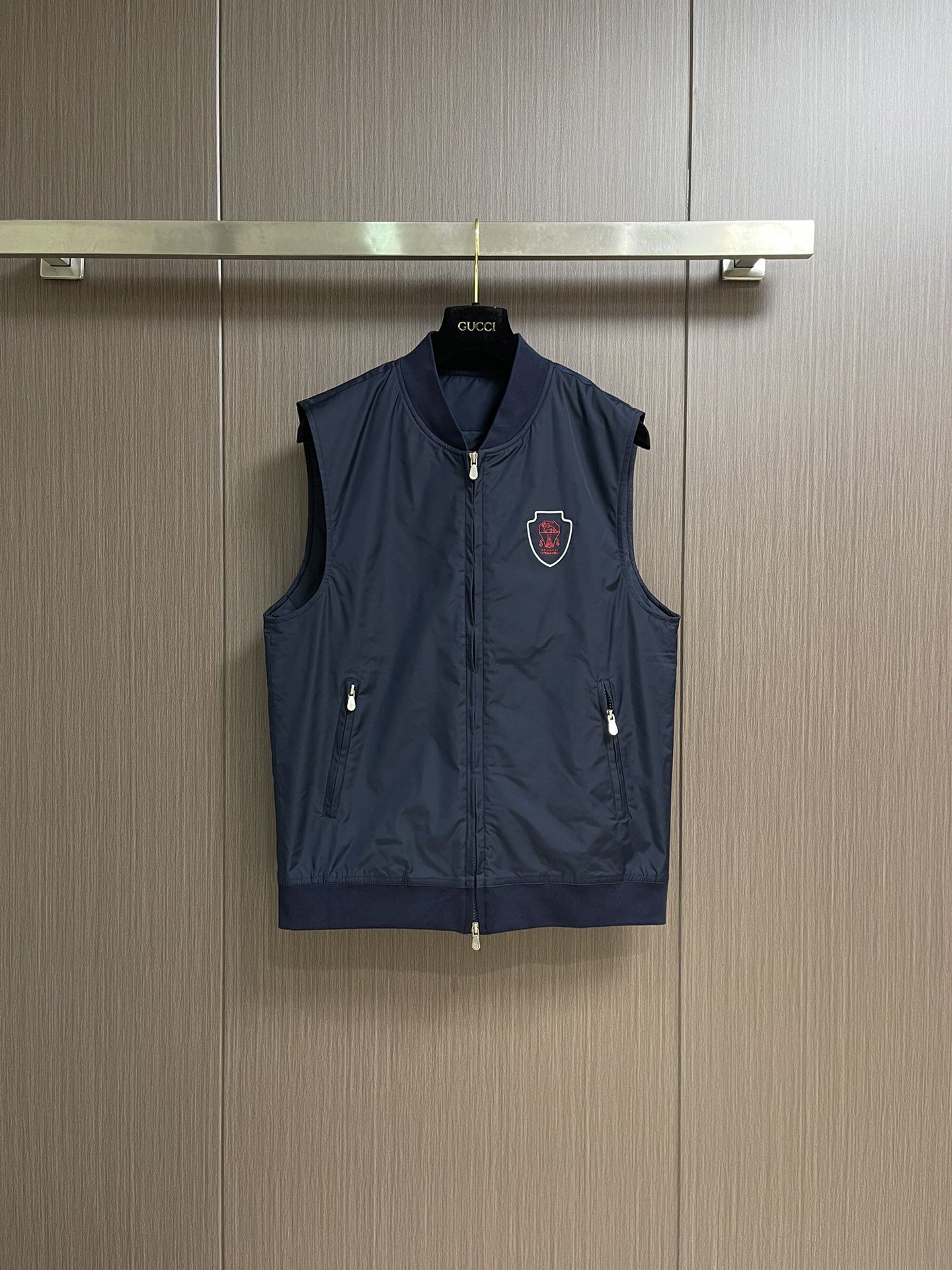 NO:518364,BC 2025 autumn and winter new model!  Recommended by old money upstarts!  Business and casual baseball style Baseball style Logo embellishment combined with placket zipper design Combined style Zipper insert pockets on both sides Looks simple design details and nodes to keep improving. Technology blended material with cotton inside. Suitable for autumn and winter wear. The upper body is crisp and stylish. Size M-3XL, alexander wang19860909BC 2025秋冬新款！老钱新贵推荐！商务休闲棒球款 棒球款式 标志LOGO点缀结合门襟拉链设计 合体的版型 两侧拉链插袋 看似简约的设计细节点缀精益求精 科技混纺材质 内里加棉 适合秋冬穿着 上身挺括有型.尺码M-3XL,,alexander wang,Men's clothing