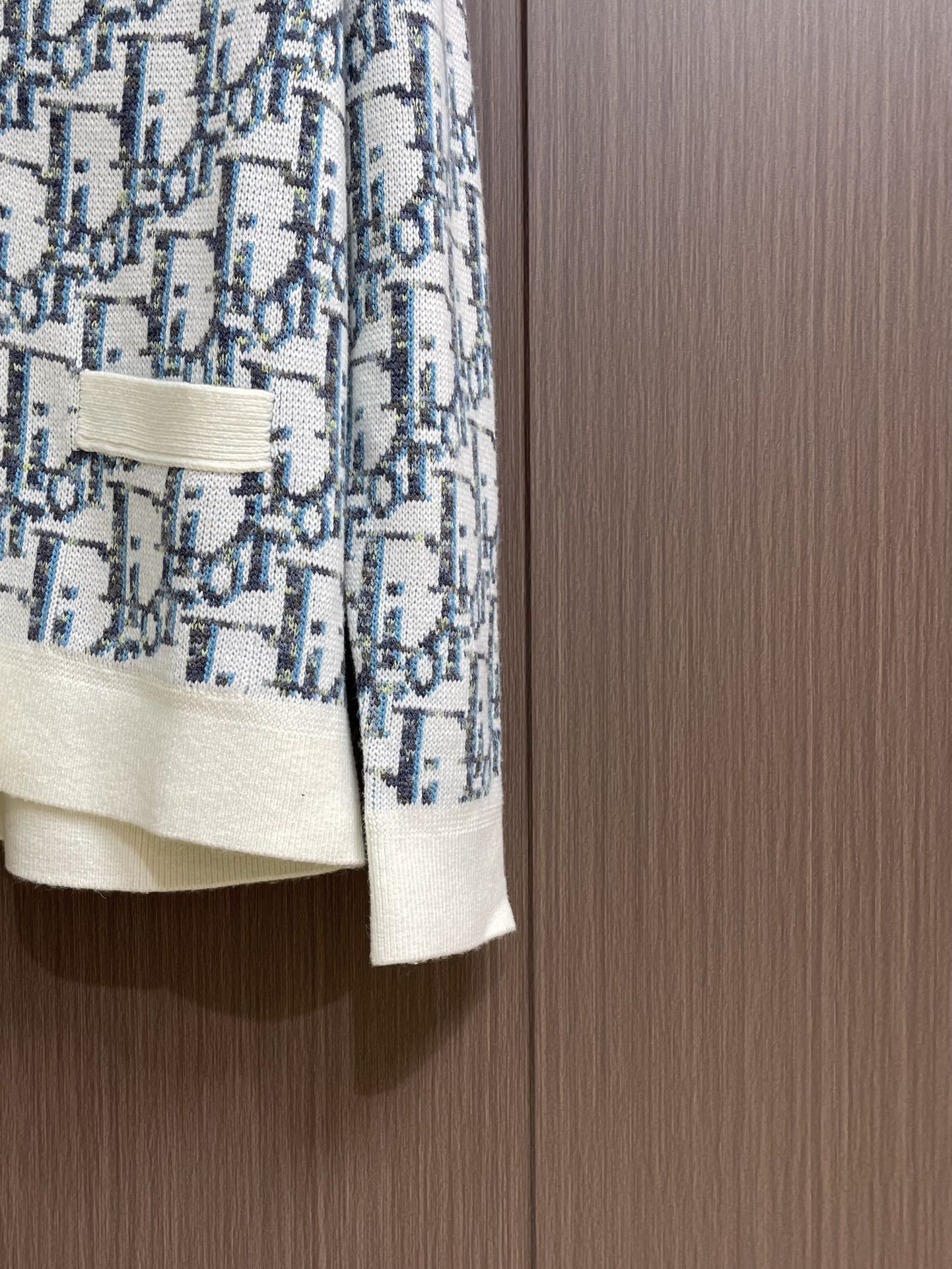 Dior 2025ss新款针织开衫，重新诠释Dior经典的Oblique印花。采用白色和蓝色绵羊毛提花面