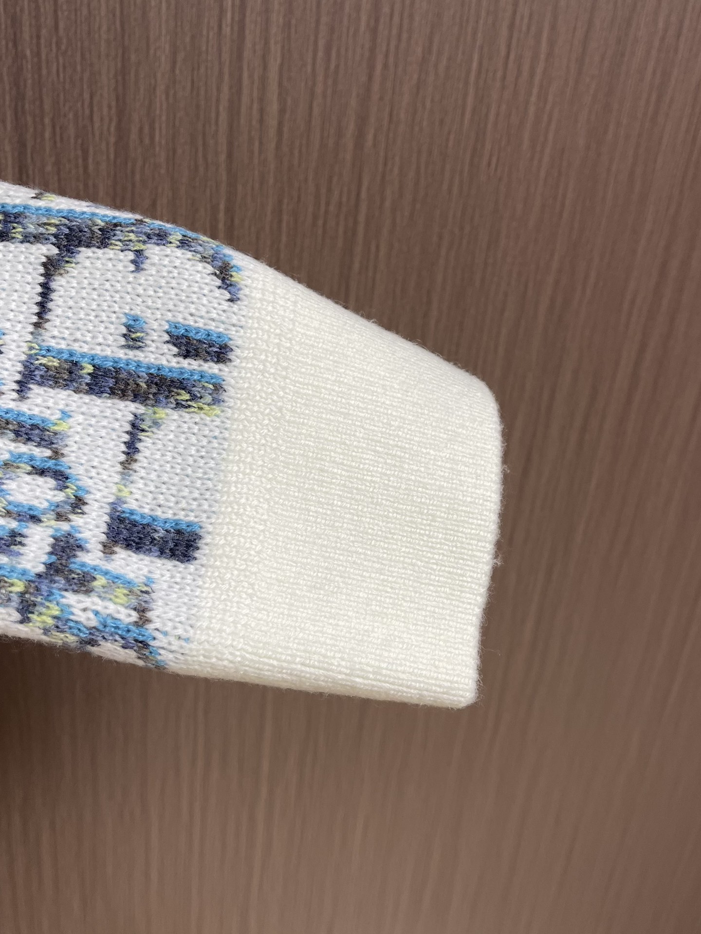 Dior 2025ss新款针织开衫，重新诠释Dior经典的Oblique印花。采用白色和蓝色绵羊毛提花面