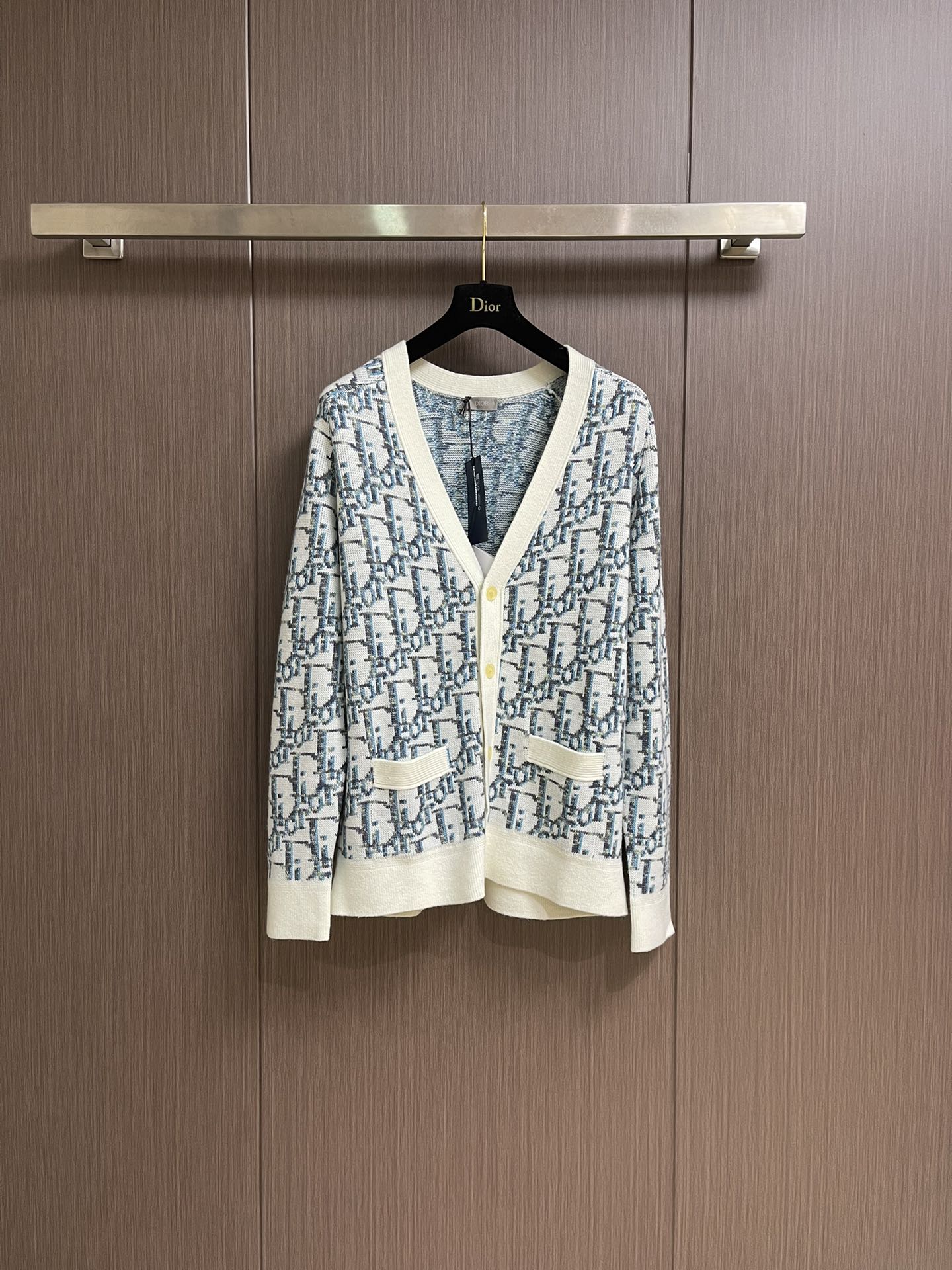 NO:525797,Dior 2025ss new knitted cardigan, reinterpreting Dior's classic Oblique print. It is carefully crafted from white and blue wool jacquard fabric, paired with button closures and ribbed details to create a casual silhouette. It can be matched with various outfits to show personality. Size XS-L, dior, alexander wang19860909Dior 2025ss新款针织开衫,重新诠释Dior经典的Oblique印花.采用白色和蓝色绵羊毛提花面料精心制作,搭配纽扣开合和罗纹细节,打造休闲廓形.可与各式装扮搭配,彰显个性.尺码XS-L,,dior,alexander wang,Men's clothing