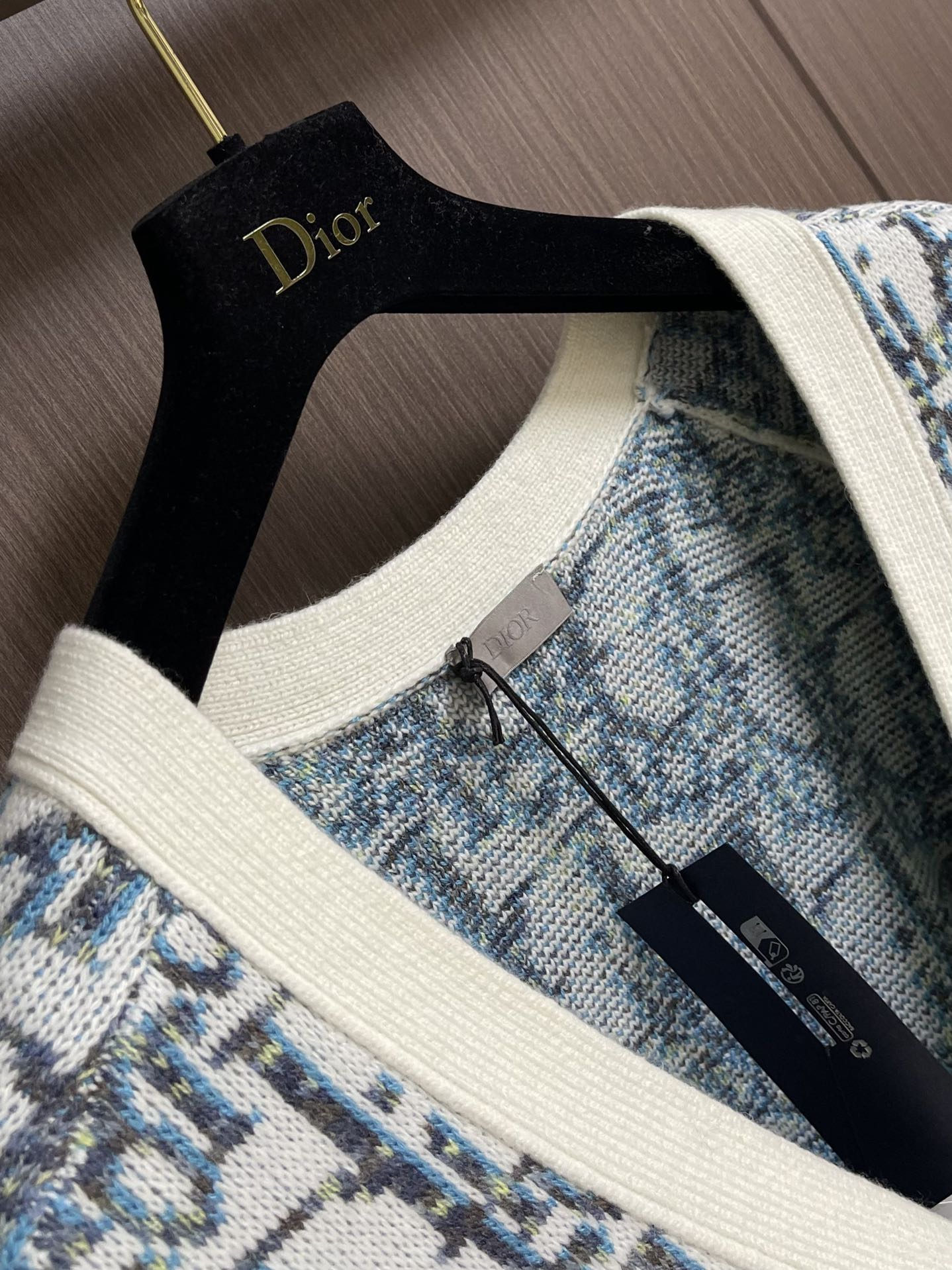 Dior 2025ss新款针织开衫，重新诠释Dior经典的Oblique印花。采用白色和蓝色绵羊毛提花面