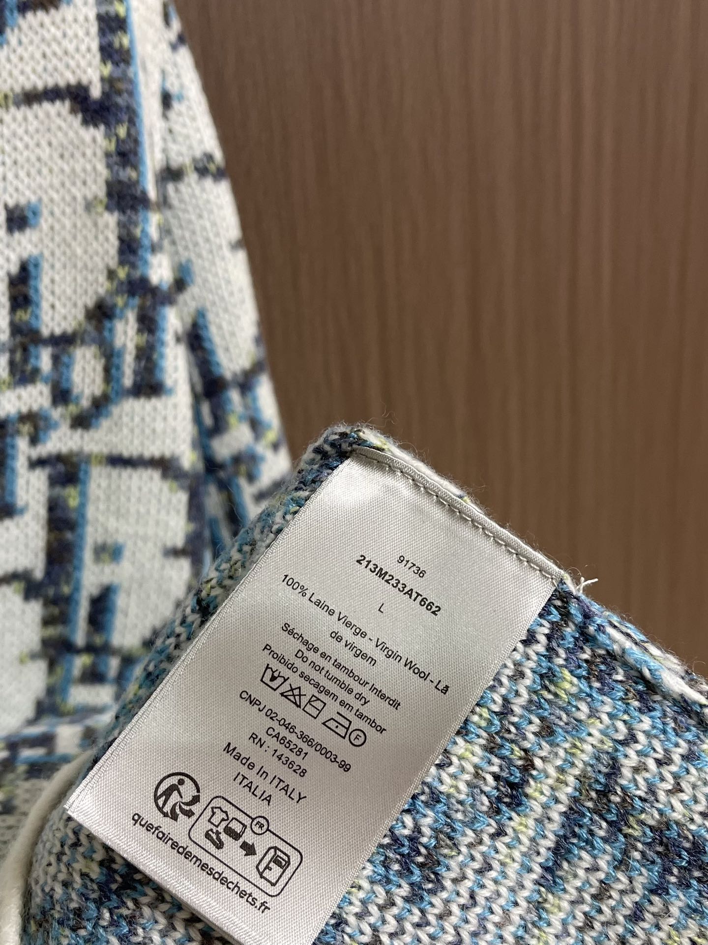 Dior 2025ss新款针织开衫，重新诠释Dior经典的Oblique印花。采用白色和蓝色绵羊毛提花面