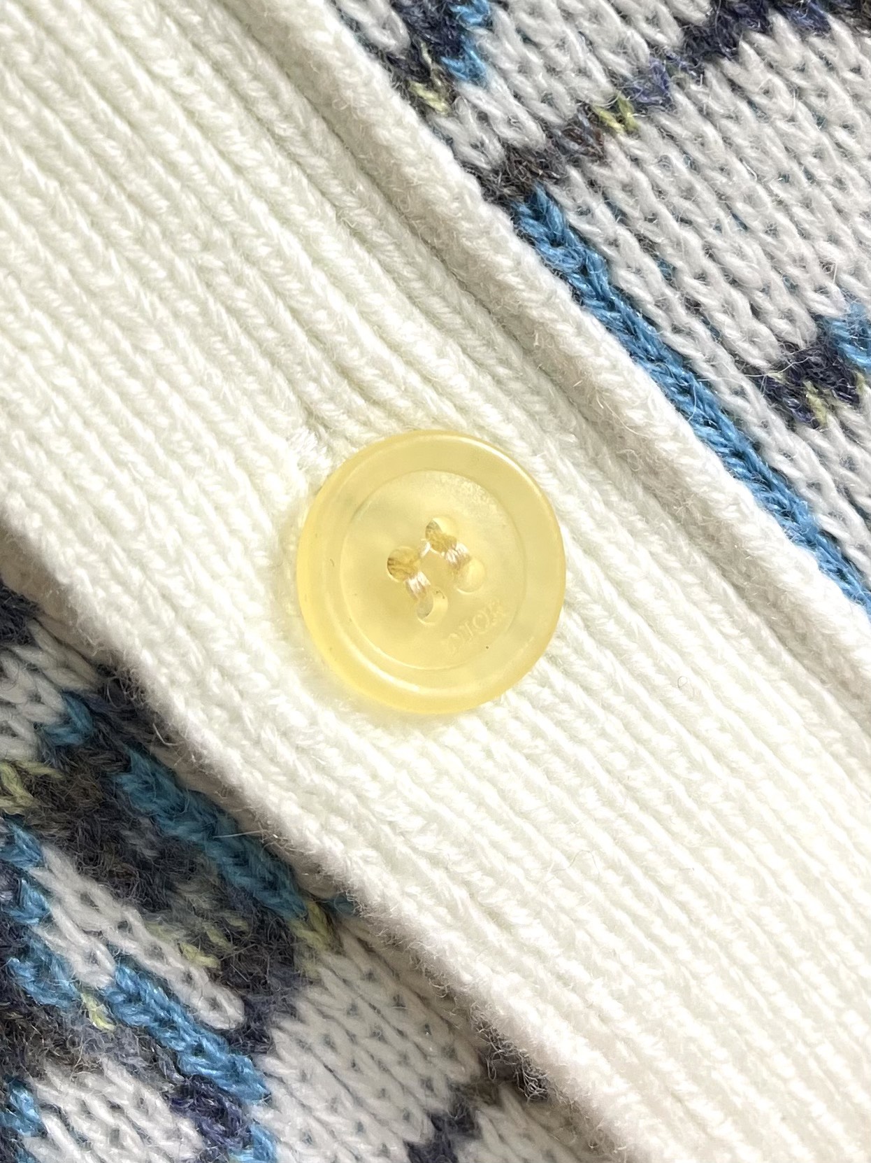 Dior 2025ss新款针织开衫，重新诠释Dior经典的Oblique印花。采用白色和蓝色绵羊毛提花面