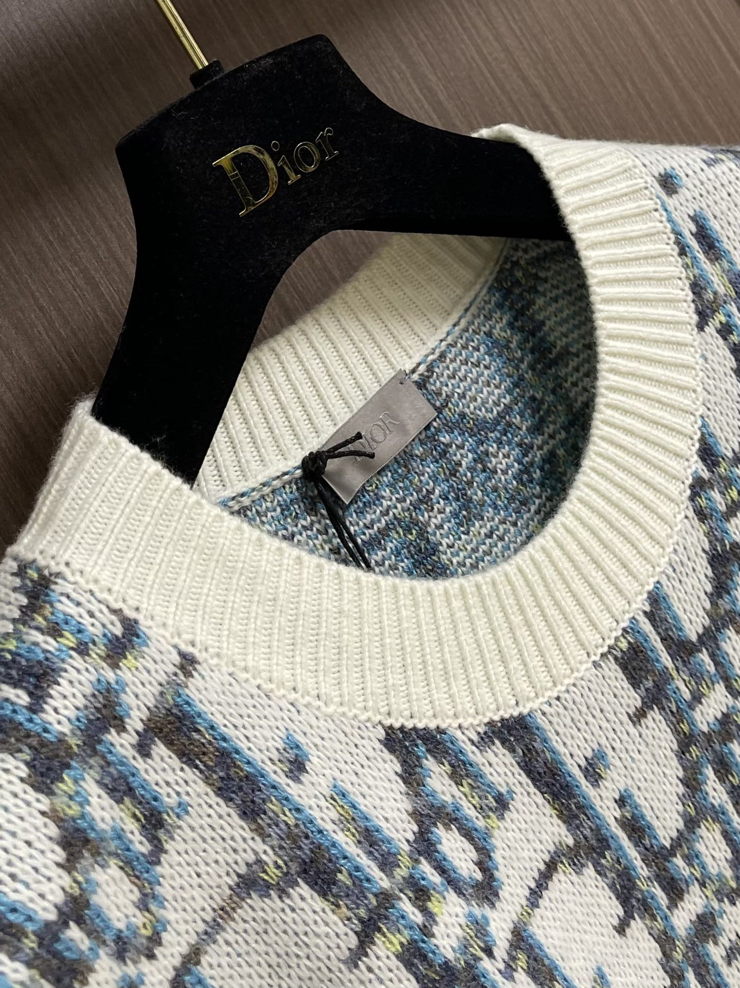 Dior 2025SS新款圆领针织毛衣，重新诠释经典的 Oblique 印花。采用白色和蓝色绵羊毛提花面