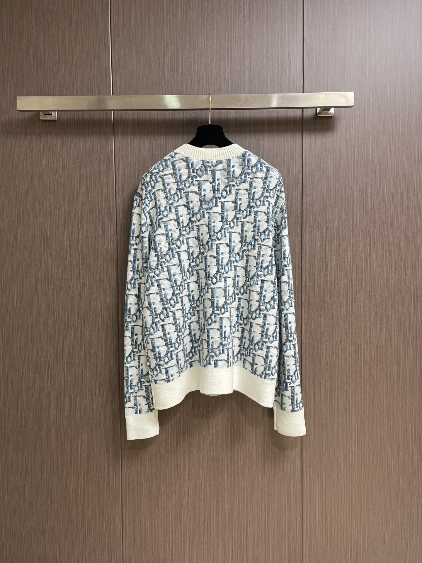 Dior 2025SS新款圆领针织毛衣，重新诠释经典的 Oblique 印花。采用白色和蓝色绵羊毛提花面