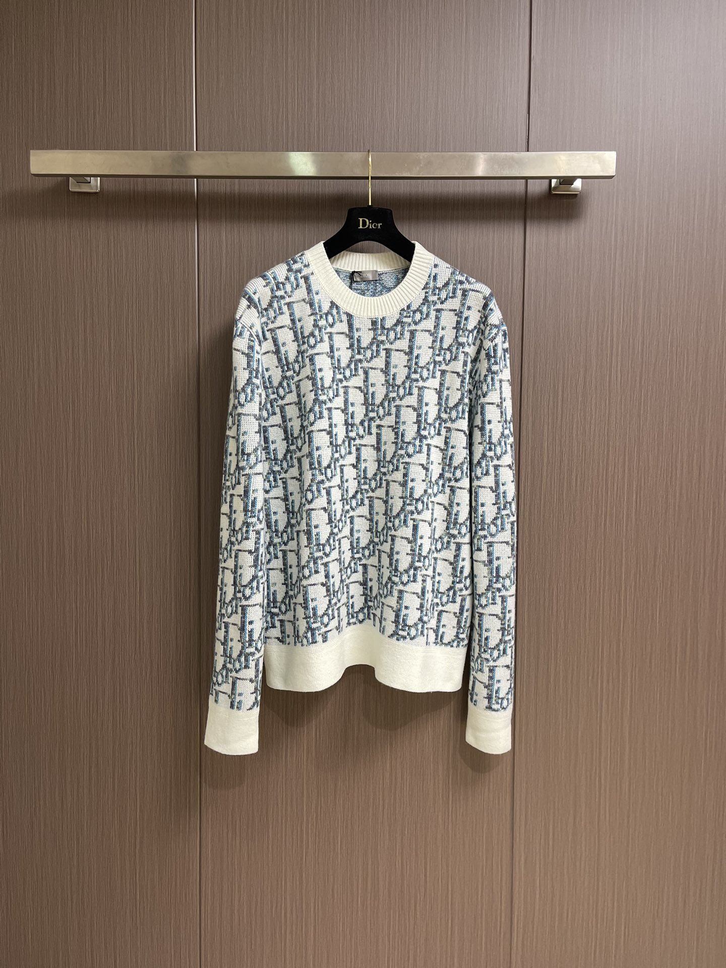 NO:525794,Dior 2025SS new round neck knit sweater reinterprets the classic Oblique print. It is carefully crafted from white and blue wool jacquard fabric, paired with ribbed round neck and bottom to create a casual silhouette, which can add a striking embellishment to various shapes. Size XS-L,,dior,sweaters,alexander wang19860909Dior 2025SS新款圆领针织毛衣,重新诠释经典的 Oblique 印花.采用白色和蓝色绵羊毛提花面料精心制作,搭配罗纹圆领、底边打造休闲廓形、可为各式造型增添醒目点缀.尺码XS-L,,dior,sweaters,alexander wang,Men's clothing