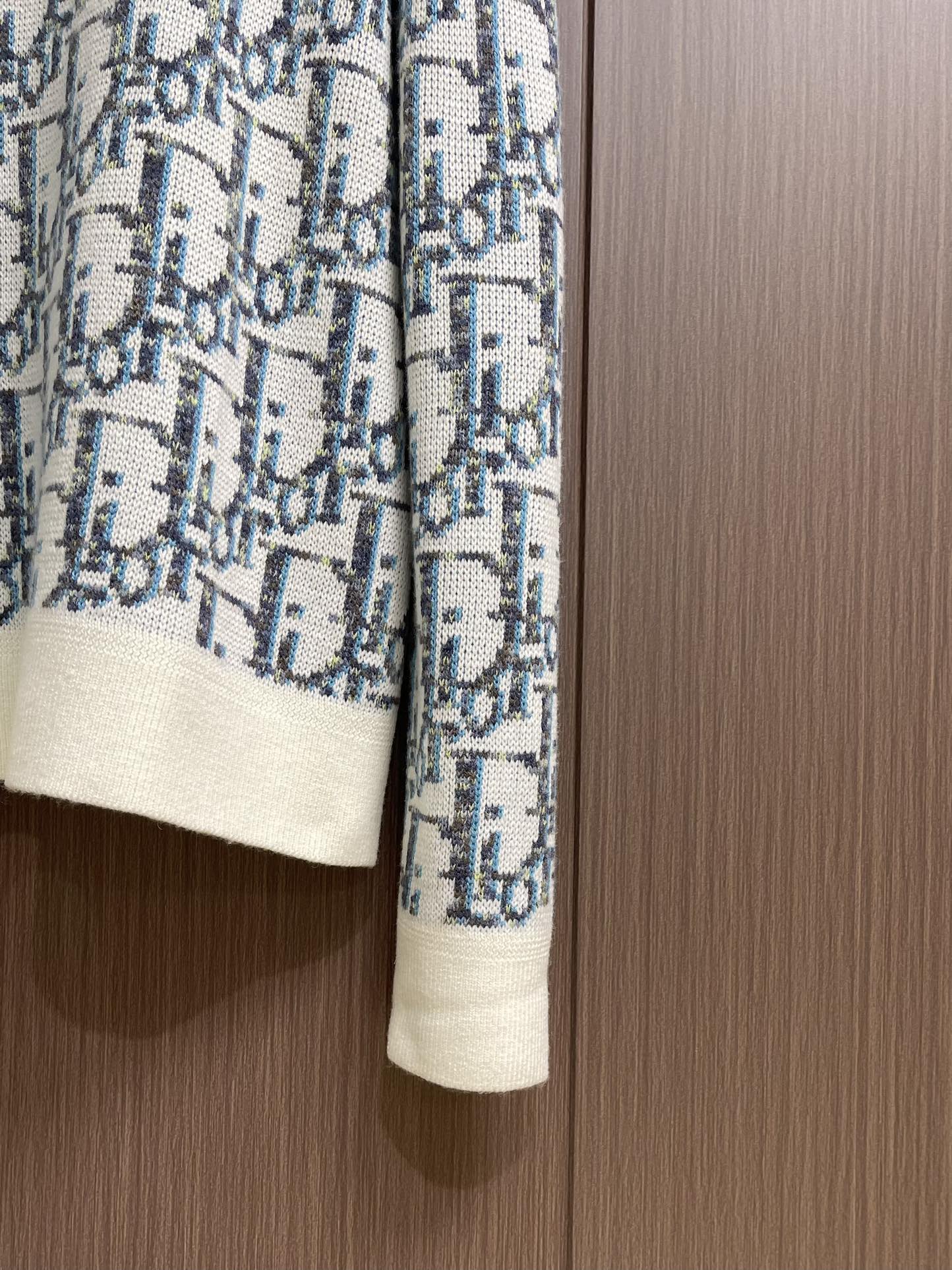 Dior 2025SS新款圆领针织毛衣，重新诠释经典的 Oblique 印花。采用白色和蓝色绵羊毛提花面