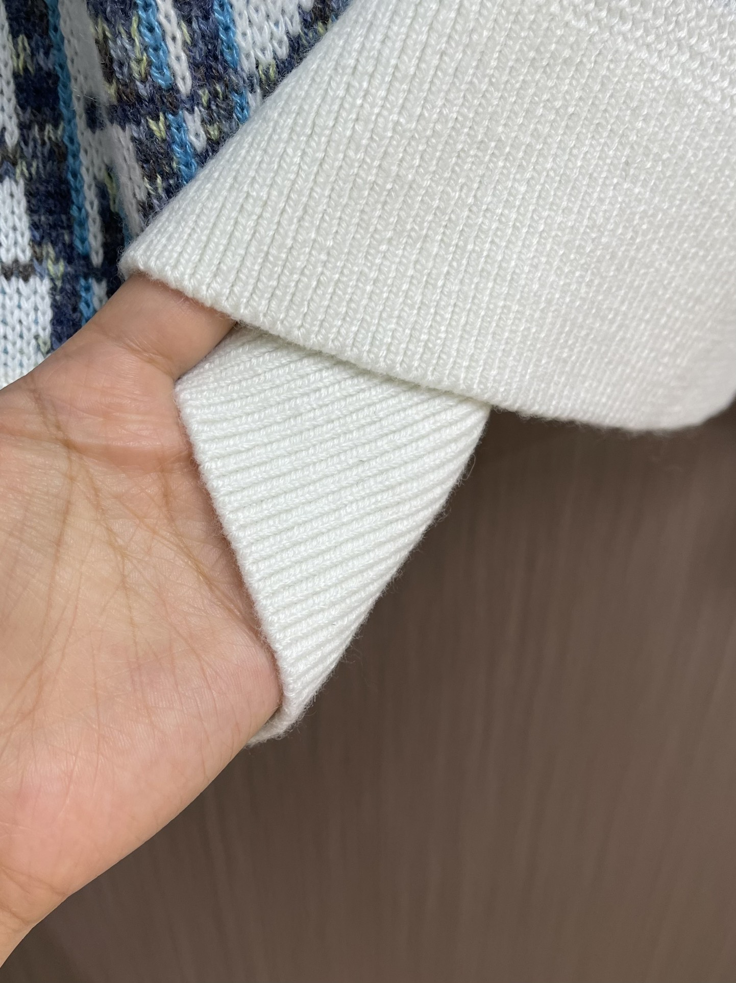 Dior 2025SS新款圆领针织毛衣，重新诠释经典的 Oblique 印花。采用白色和蓝色绵羊毛提花面