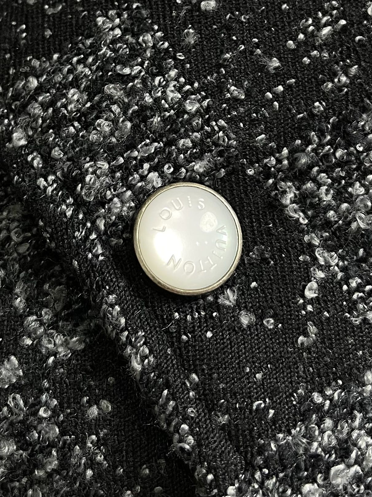 
LV 2025ss新款款棒球束腰夹克，为珠皮呢衣身巧妙织入2025春夏时装秀的Damoflage 图案