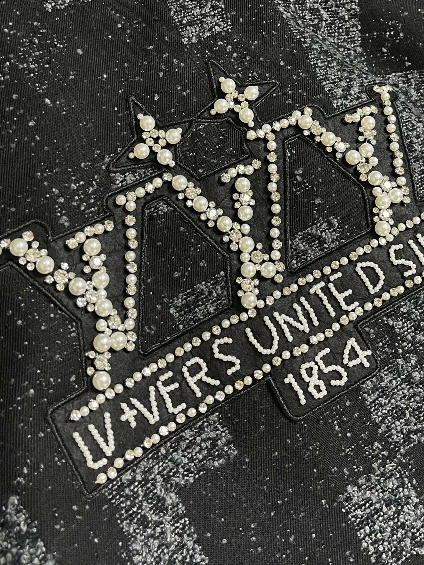 
LV 2025ss新款款棒球束腰夹克，为珠皮呢衣身巧妙织入2025春夏时装秀的Damoflage 图案