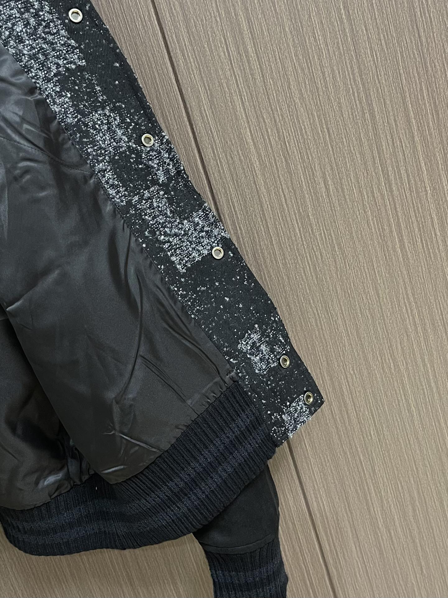 
LV 2025ss新款款棒球束腰夹克，为珠皮呢衣身巧妙织入2025春夏时装秀的Damoflage 图案