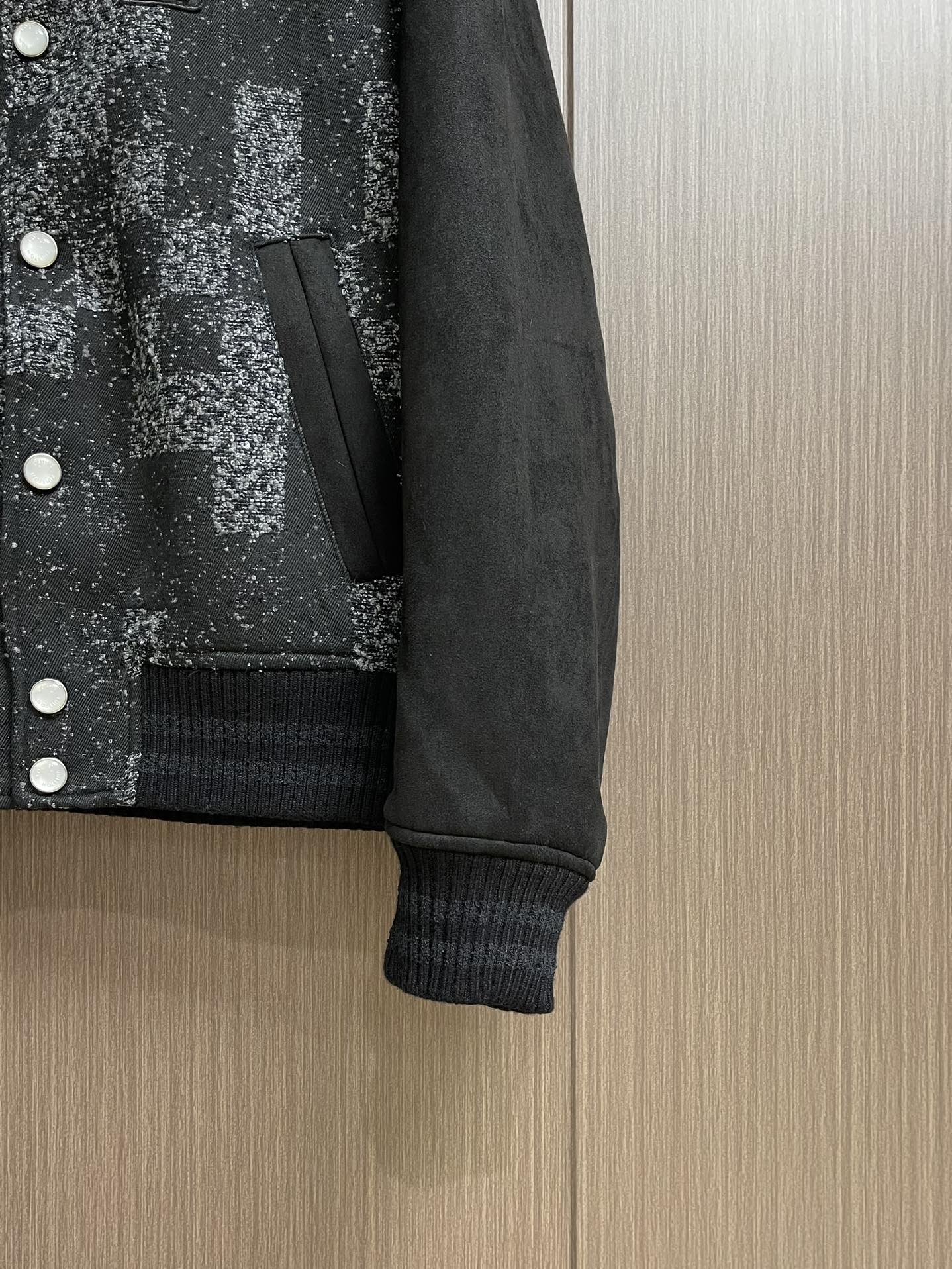 
LV 2025ss新款款棒球束腰夹克，为珠皮呢衣身巧妙织入2025春夏时装秀的Damoflage 图案