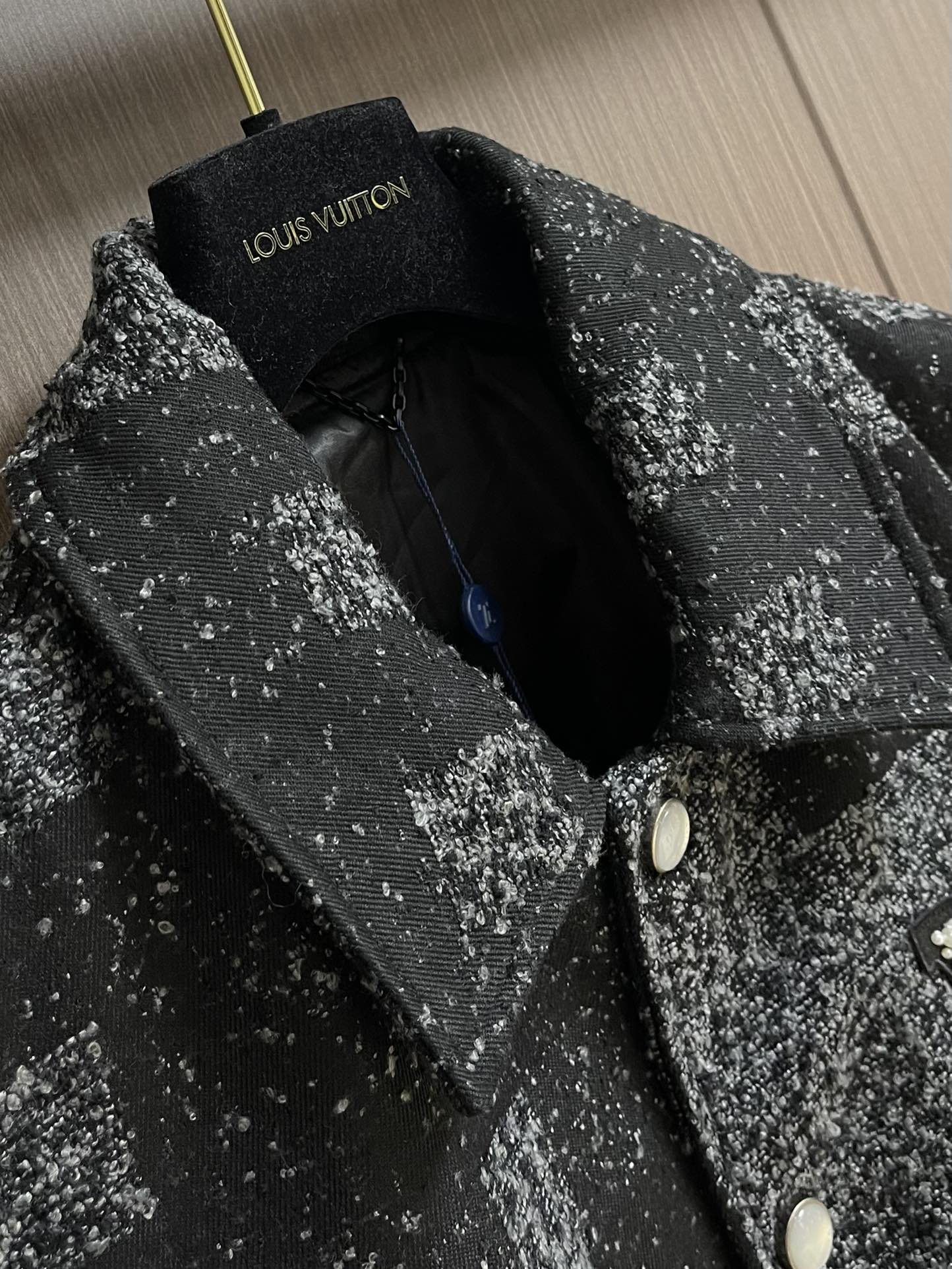 
LV 2025ss新款款棒球束腰夹克，为珠皮呢衣身巧妙织入2025春夏时装秀的Damoflage 图案