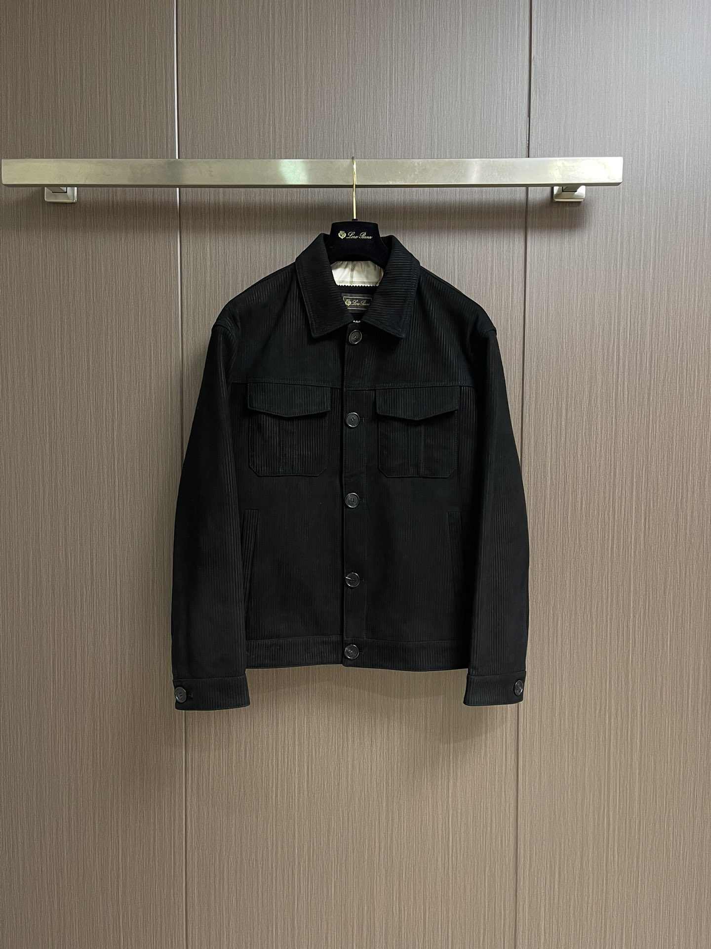 NO:514169,LP Loropiana men's imported strip velvet reverse velvet sheepskin lapel jacket explores the cutting edge of fashion and presents a style that combines classic and modern design elements. The overall materials are extremely luxurious and invincible. The top Italian Napa Nappa sheepskin supplied by customers is the best mass-produced leather in the industry. It is quite heavy and expensive. The leather has first-class toughness and texture, full of delicateness and superior breathability!  It further reveals the wearer's temperament and taste!  Whether it is daily outfits or participating in various occasions, this one can make you the focus!  Size M-3XL, loro piana, loro piana, jackets & coats, sheepskin, alexander wang19860909LP Loropiana 男士进口条绒反绒羊皮翻领外套,探索时尚的前沿,呈现一款融合了经典与现代设计元素的.整体的用料极致奢华,无敌的配置,客供的意大利顶尖纳帕Nappa绵羊皮,属于业界最上乘的量产皮料,颇为重磅且矜贵,皮料韧性度与质感一流,细腻感十足,透气性亦优越！更显现出穿着者的气质和品味！无论是日常穿搭还是参加各种场合,这款都能让您成为焦点！尺码M-3XL,,loro piana,loro piana,jackets & coats,sheepskin,alexander wang,Men's clothing