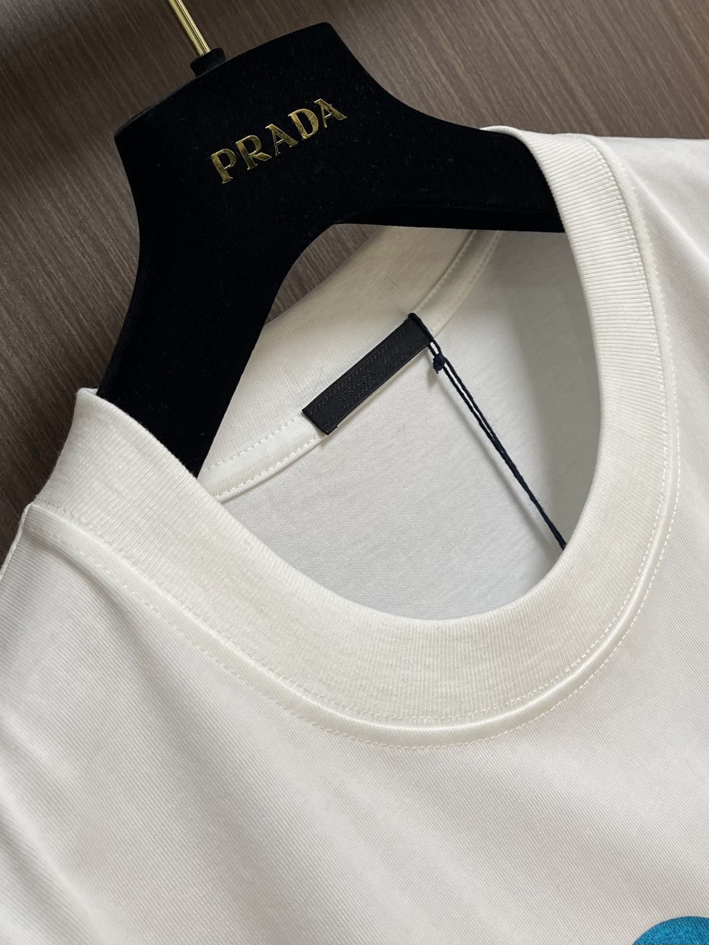 
Prada 撞色logo印花短袖T恤，简约中尽显奢华格调，T恤精致的品牌印花，是Prada百年底蕴与精