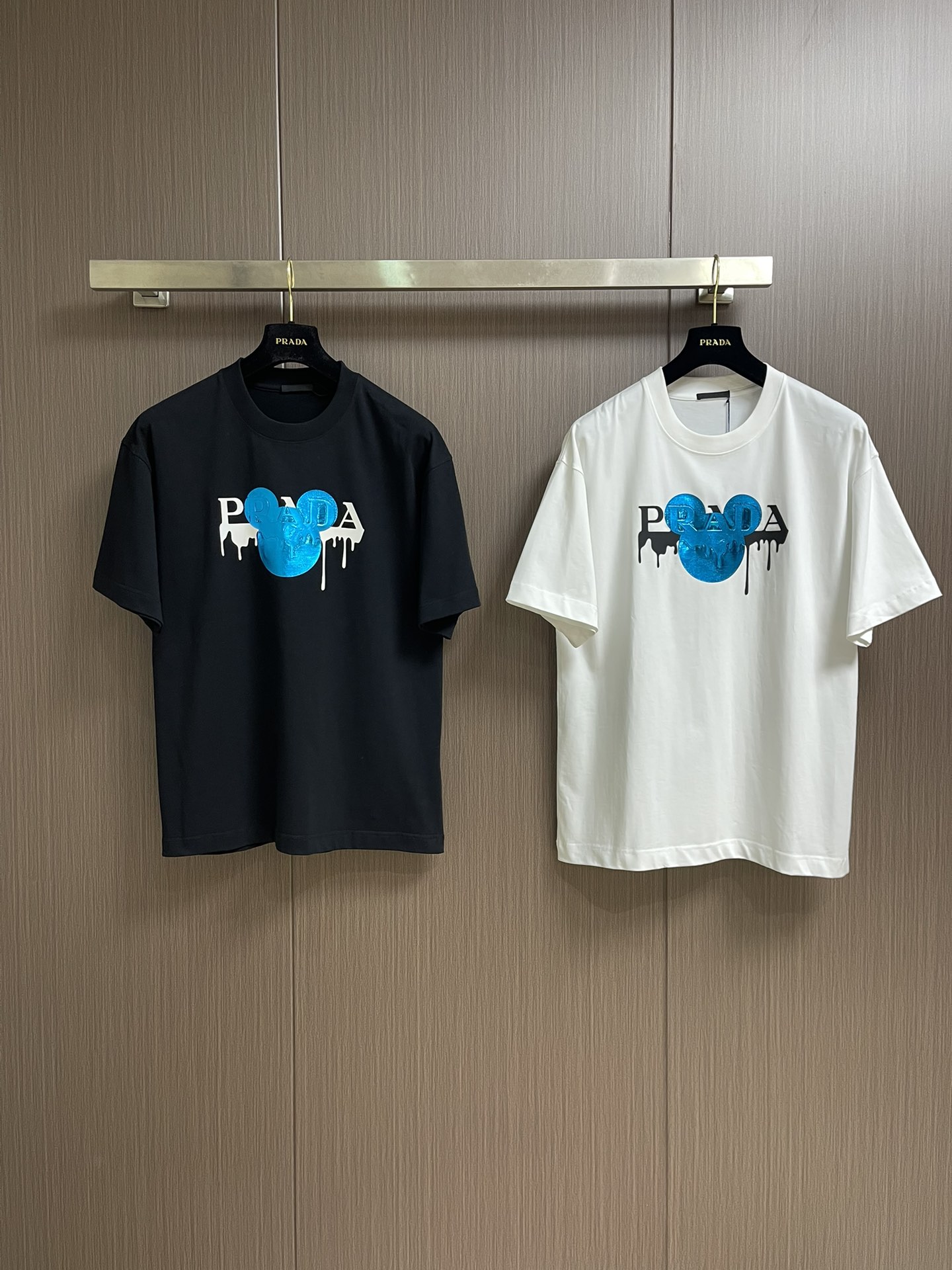 
Prada 撞色logo印花短袖T恤，简约中尽显奢华格调，T恤精致的品牌印花，是Prada百年底蕴与精