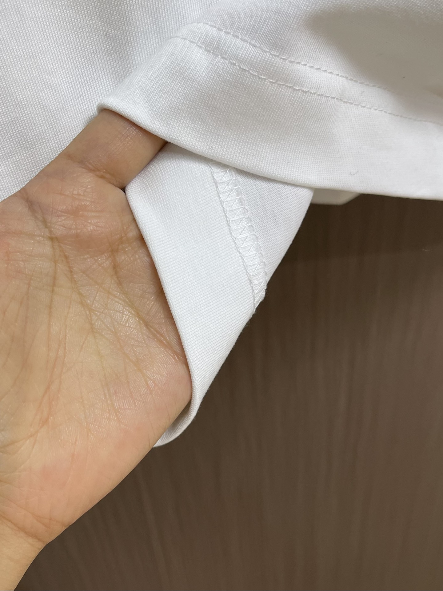 
Prada 撞色logo印花短袖T恤，简约中尽显奢华格调，T恤精致的品牌印花，是Prada百年底蕴与精