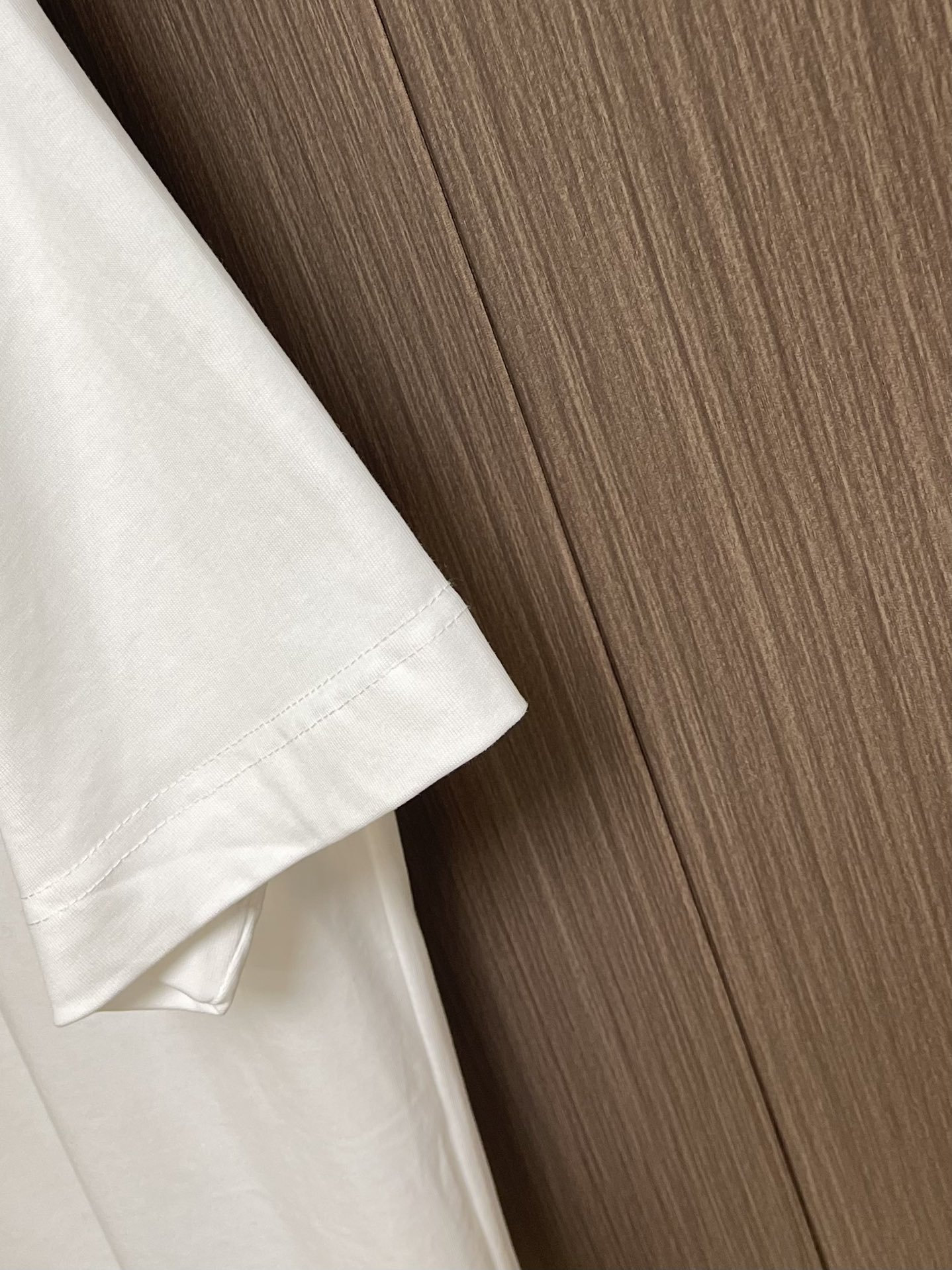 
Prada 撞色logo印花短袖T恤，简约中尽显奢华格调，T恤精致的品牌印花，是Prada百年底蕴与精