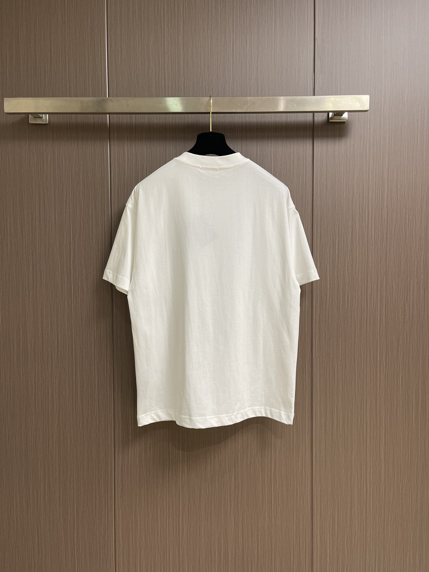 
Prada 撞色logo印花短袖T恤，简约中尽显奢华格调，T恤精致的品牌印花，是Prada百年底蕴与精