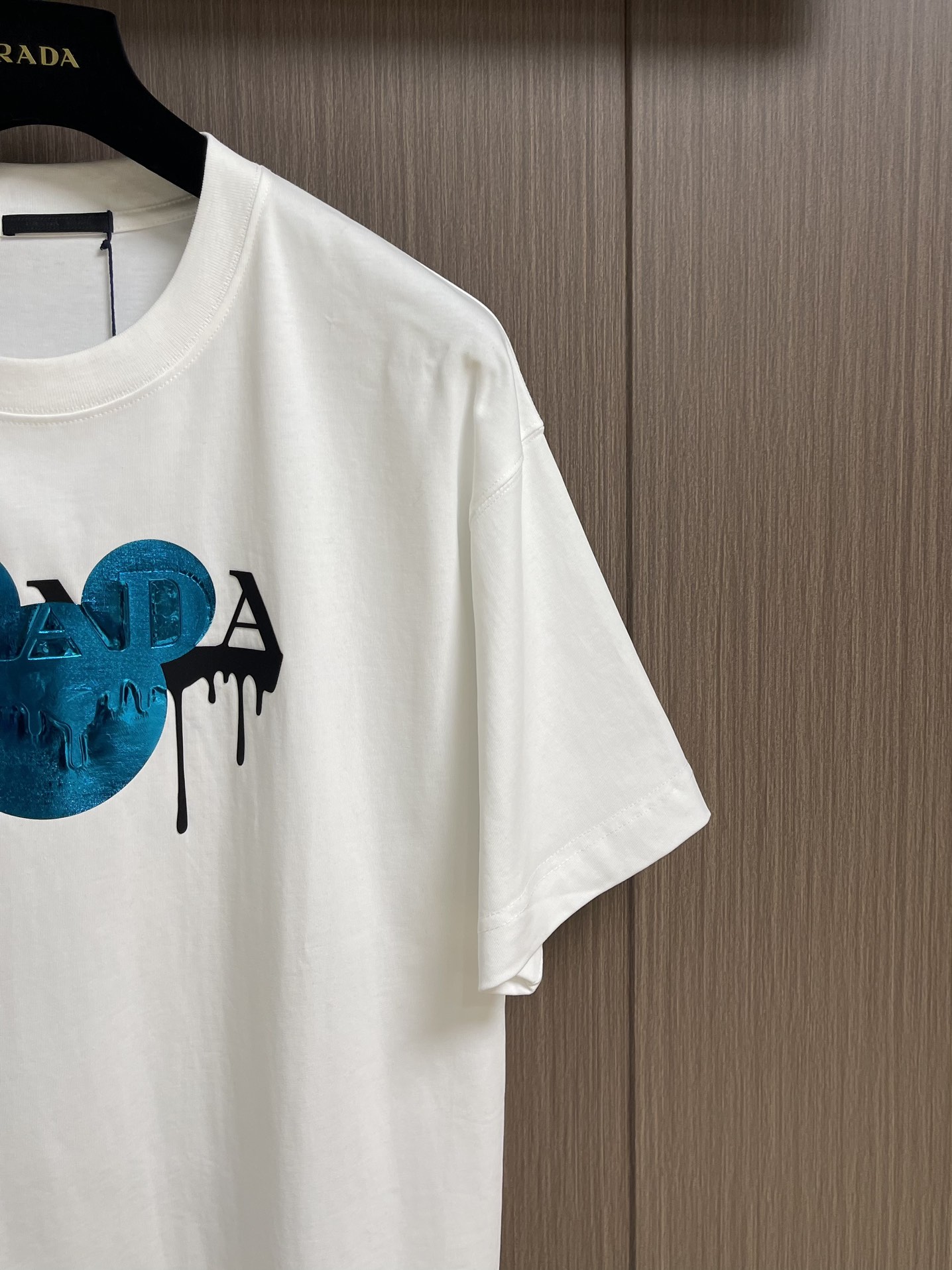 
Prada 撞色logo印花短袖T恤，简约中尽显奢华格调，T恤精致的品牌印花，是Prada百年底蕴与精