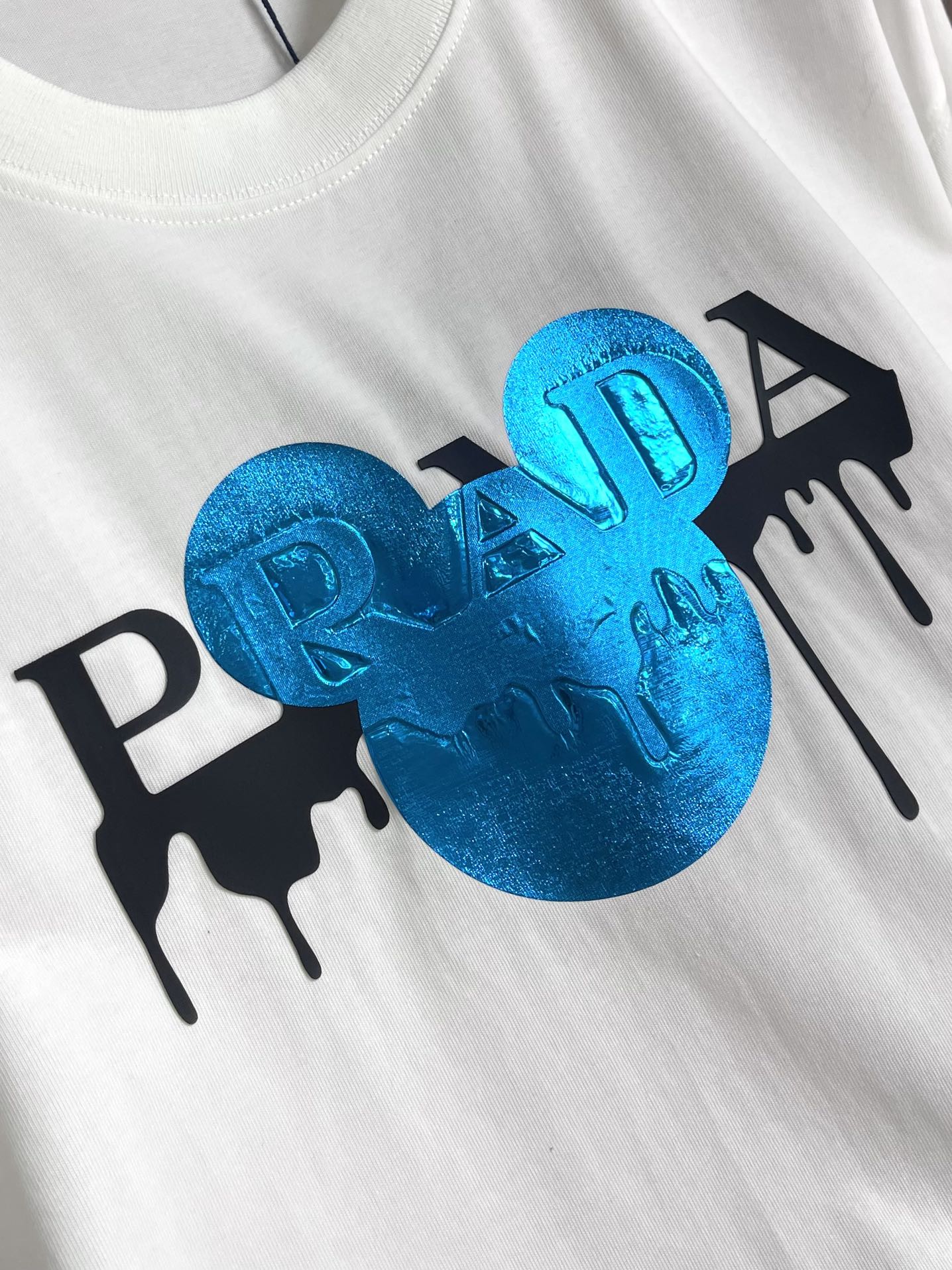
Prada 撞色logo印花短袖T恤，简约中尽显奢华格调，T恤精致的品牌印花，是Prada百年底蕴与精
