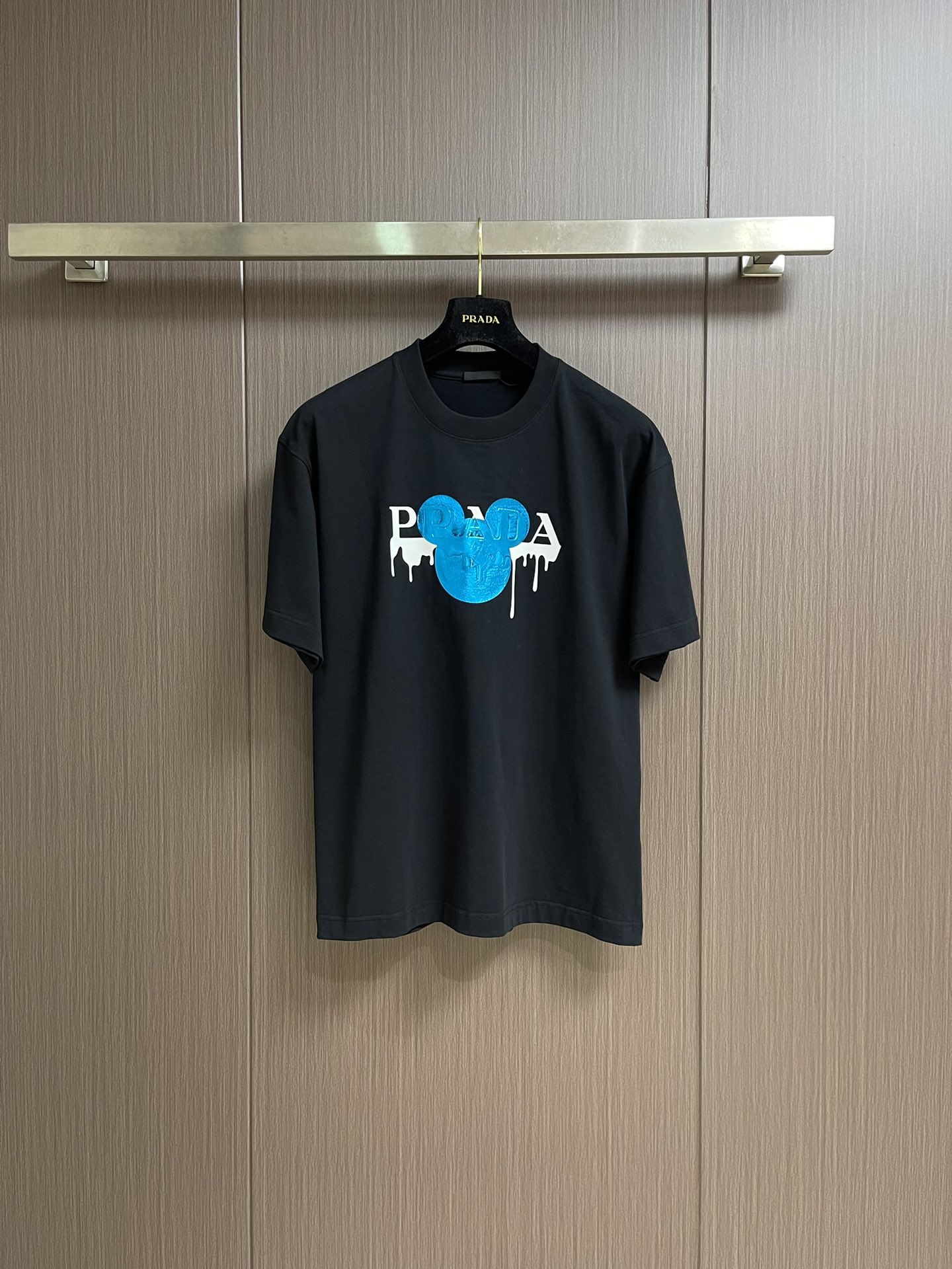 NO:518341,Prada contrasting logo printed short-sleeved T-shirt, simple and luxurious style. The exquisite brand printing of the T-shirt is a symbol of Prada's century-old heritage and exquisite craftsmanship, demonstrating unique identity and extraordinary taste. Selected high-quality fabrics, soft and delicate touch, skin-friendly and breathable, and comfortable to wear. Whether it is daily travel, casual gathering or business light occasions, it can be easily adapted, adding fashionable charm to you and becoming a classic item in the wardrobe that never goes out of date. Size S-XXL Size bust 110cm long 73cm shoulder width 53cm M size bust 114cm long 74cm shoulder width 55cm L size bust 118cm long 75cm shoulder width 57cm XL size bust 122cm long 76cm shoulder width 59cm XXL size bust 126cm  Clothes length 77cm shoulder width 61cm, prada, T-shirt,tees, t-shirt,alexander wang19860909Prada 撞色logo印花短袖T恤,简约中尽显奢华格调,T恤精致的品牌印花,是Prada百年底蕴与精湛工艺的象征,彰显着独特身份与非凡品味.精选优质面料,触感柔软细腻,亲肤透气,穿着舒适自在,无论是日常出行、休闲聚会还是商务轻场合,它都能轻松适配,为你增添时尚魅力,成为衣橱中永不过时的经典单品.尺码S-XXL S码胸围110cm衣长73cm肩宽53cm M码胸围114cm衣长74cm肩宽55cm L码胸围118cm 衣长75cm肩宽57cm XL码胸围122cm 衣长76cm肩宽59cm XXL码胸围126cm 衣长77cm 肩宽61cm,,prada,T-shirt,tees，t-shirt,alexander wang,Men's clothing