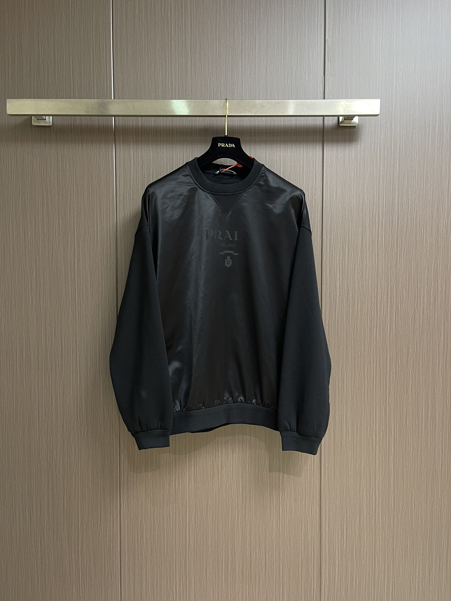 NO:518370,Prada Milano spliced ​​sweatshirt, custom double-woven yake cotton and jacquard digital nylon illustrator. Excellent texture. Comfortable skin. Classic black tone exudes an innate sense of high quality. The iconic Prada Milano is vividly seen on the chest. The outline of the letters is looming. The unique design of the collar triangle is complemented by the unique splicing of the neckline. It exudes an unparalleled nobility. It is a symbol of Milan's fashion. Deconstruct the attitude of modern gentlemen. Jacquarding the fabric jacquard technology. By weaving Prad@ Miland textile technology on the surface of the fabric. Control the interweaving method of warp and weft threads. Precisely control the interweaving density and tension of the yarn to make it more three-dimensional. Needle shuttle splicing technology. Make full use of the advantages of knitted fabrics and woven fabrics. By choosing the right sewing process and stitches, the splicing parts can be secure and beautiful. The fabric has been poured.  The texture is better, it is not easy to deform, it is not easy to shrink, it is not easy to fade, and it maintains long-term beauty. Size S-XL, prada, hoodie, sweatshirts, alexander wang19860909Prada Milano 拼接卫衣,定制双织蛋白亚克光棉 以及提花数码尼龙幻料 质感卓越 舒适贴肤 经典黑色调散发与生俱来的高级感 标志性Prada Milano跃然于胸前 字母的轮廓若隐若现 与领口三角区拼接独特设计相得益彰增添品牌辨识度 散发着无与伦比的高贵气息 是米兰时尚的象征 解构现代绅士的态度 面料提花工艺 通过在织物表面织出Prad@ Miland纺织技术 控制经纬线的交织方式 精确控制纱线的交织密度和张力 使其更具立体感 针梭拼接技术 能够充分利用针织面料和梭织面料的各自优点 通过选择合适的缝制工艺和线迹 可以确保拼接部位牢固且美观 面料都经过浇洗 手感质感更佳 不易变形 不易缩水 不易褪色 保持长久的美观.尺码S-XL,,prada,hoodie,sweatshirts,alexander wang,Men's clothing