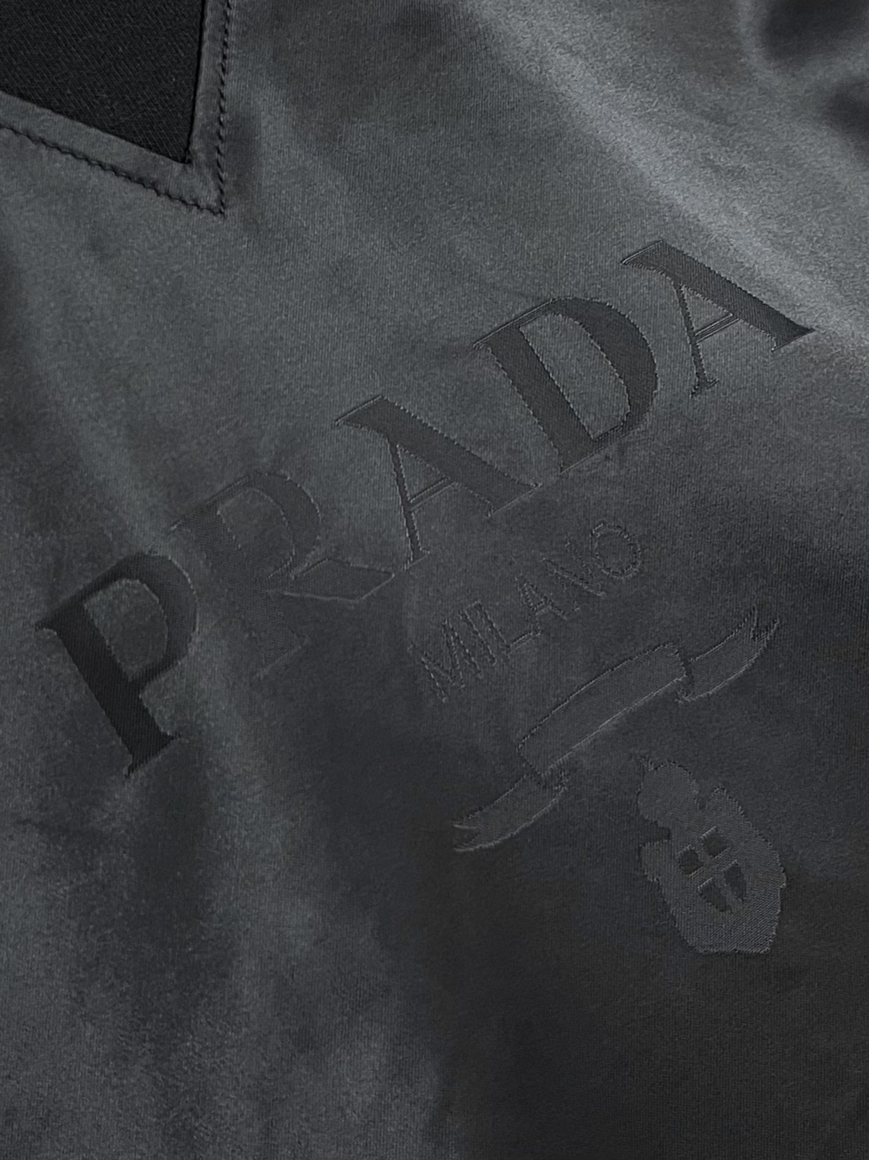 
Prada Milano 拼接卫衣，定制双织蛋白亚克光棉 以及提花数码尼龙幻料 质感卓越 舒适贴肤 经