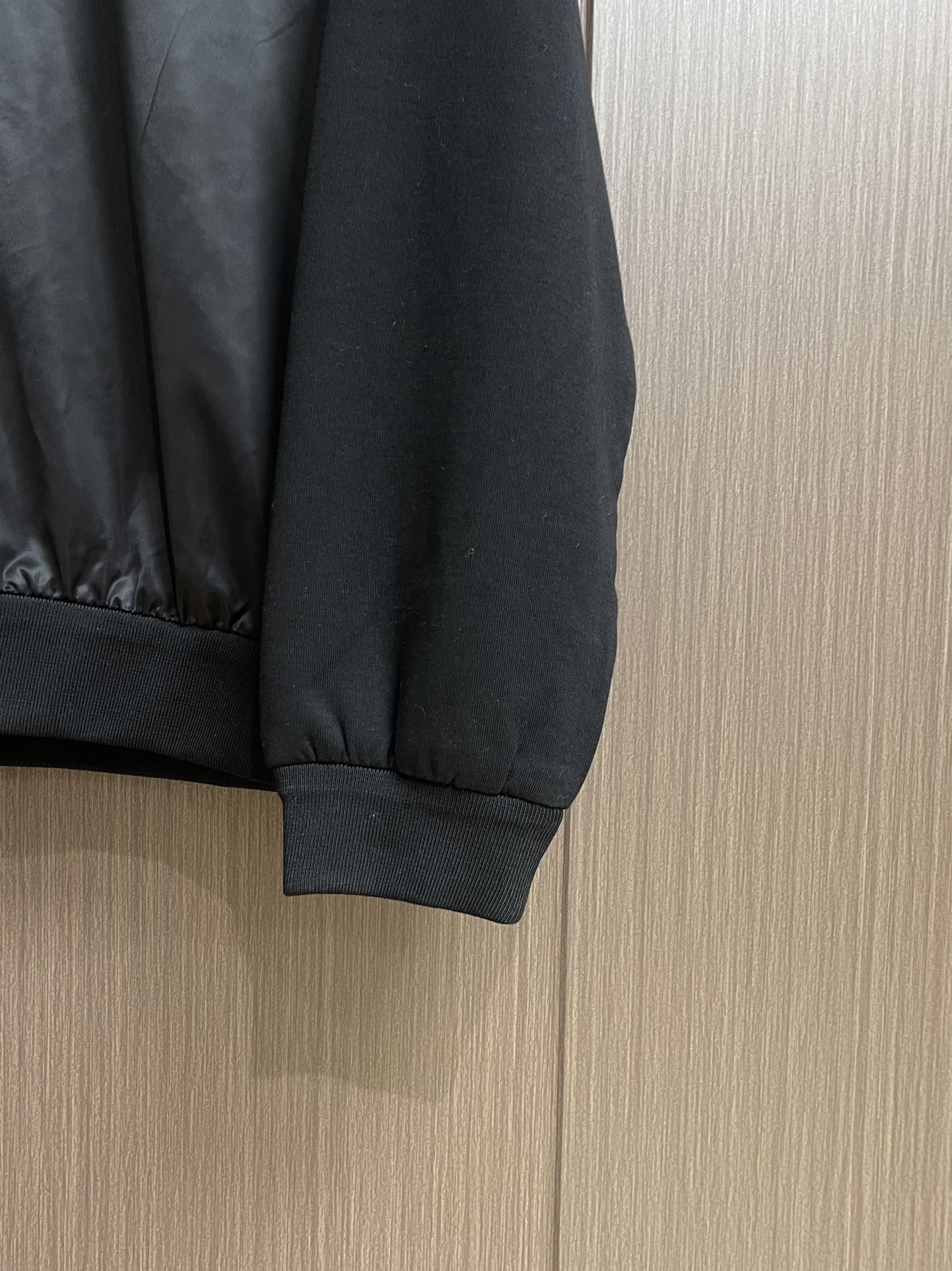 
Prada Milano 拼接卫衣，定制双织蛋白亚克光棉 以及提花数码尼龙幻料 质感卓越 舒适贴肤 经